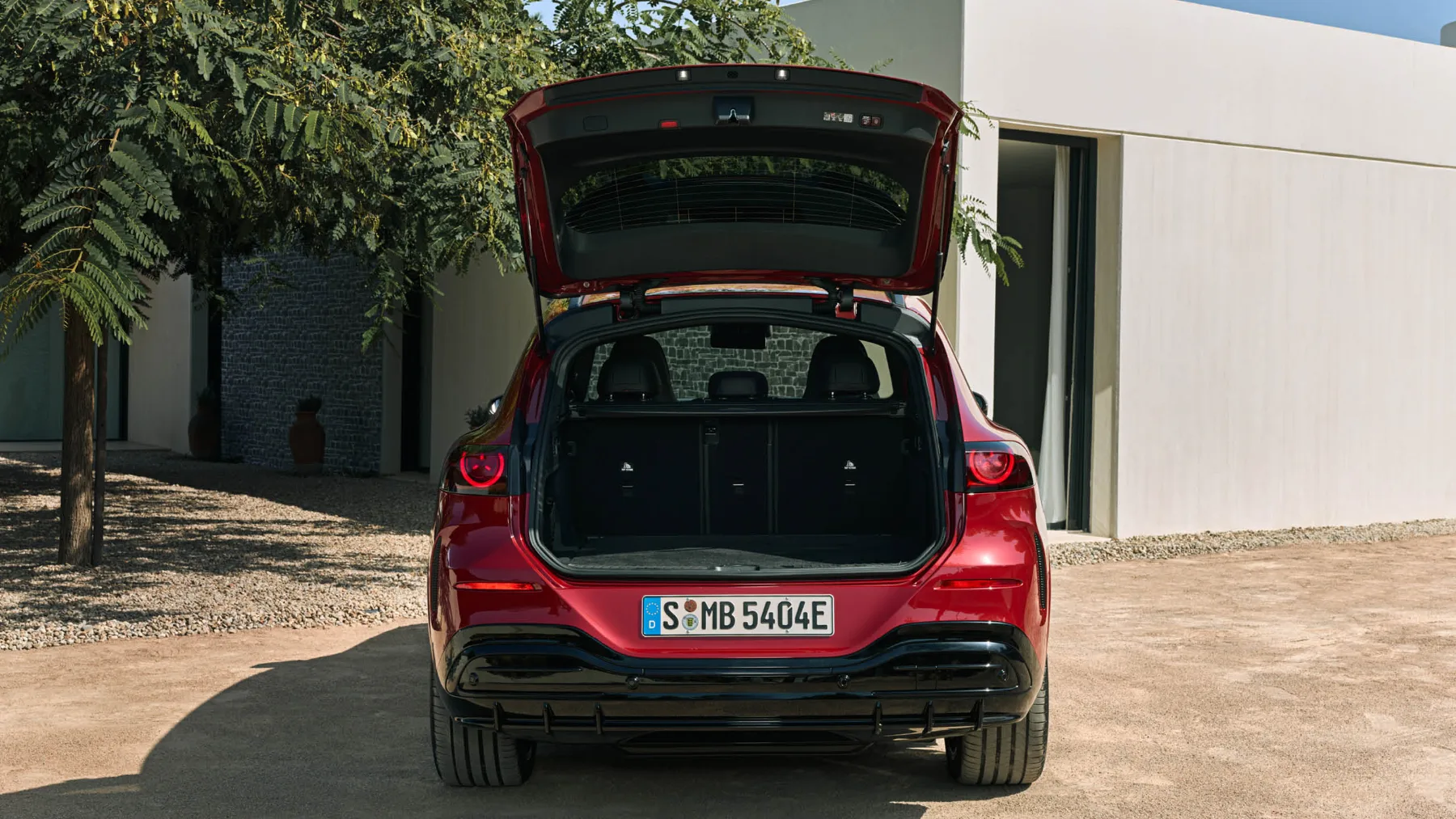 Mercedes‑Benz GLC z EQ tehnologijo 2025: ikonski SUV, z novim oblikovnim jezikom je nova doba zvezde