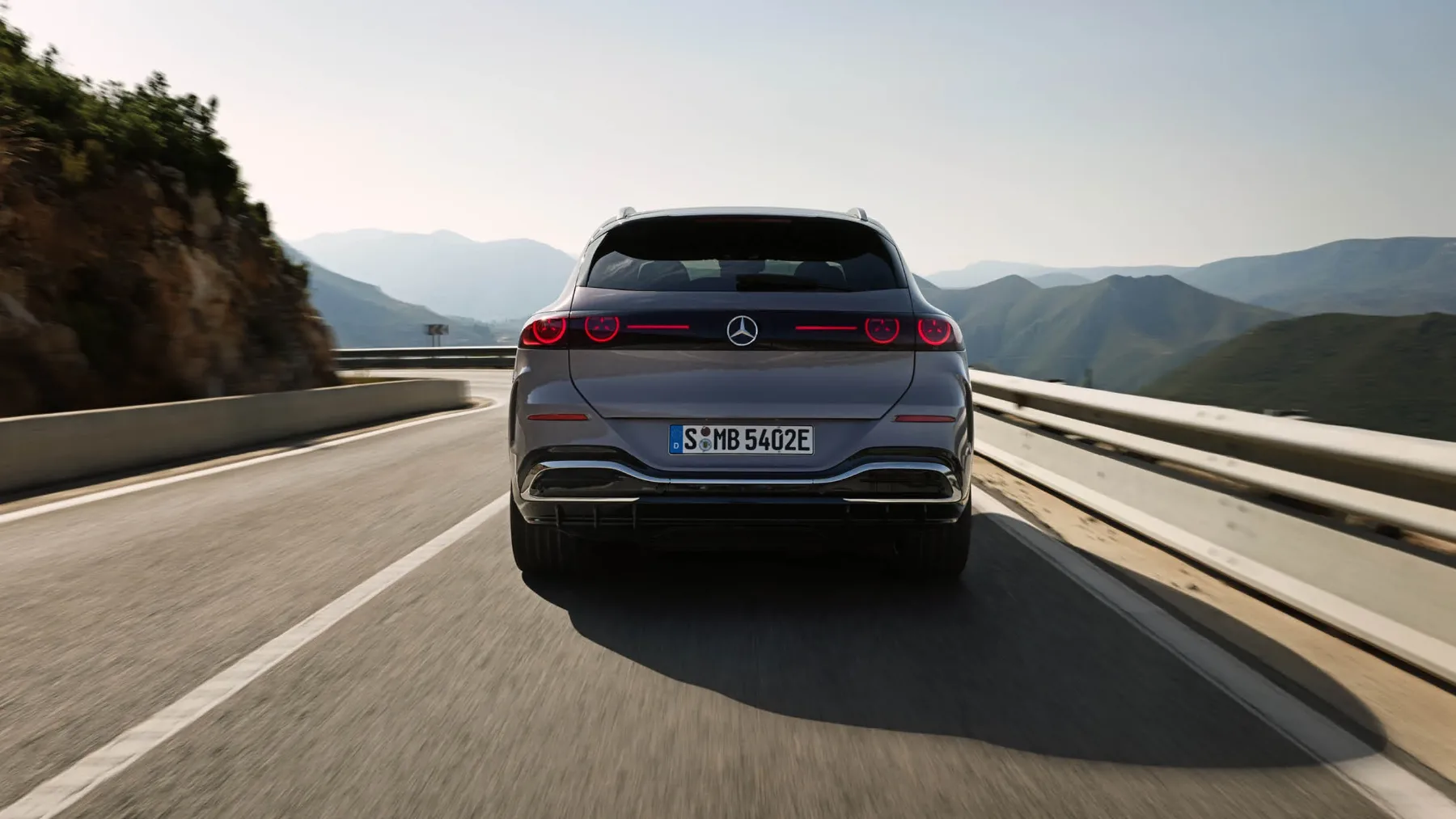 Mercedes‑Benz GLC z EQ tehnologijo 2025: ikonski SUV, z novim oblikovnim jezikom je nova doba zvezde