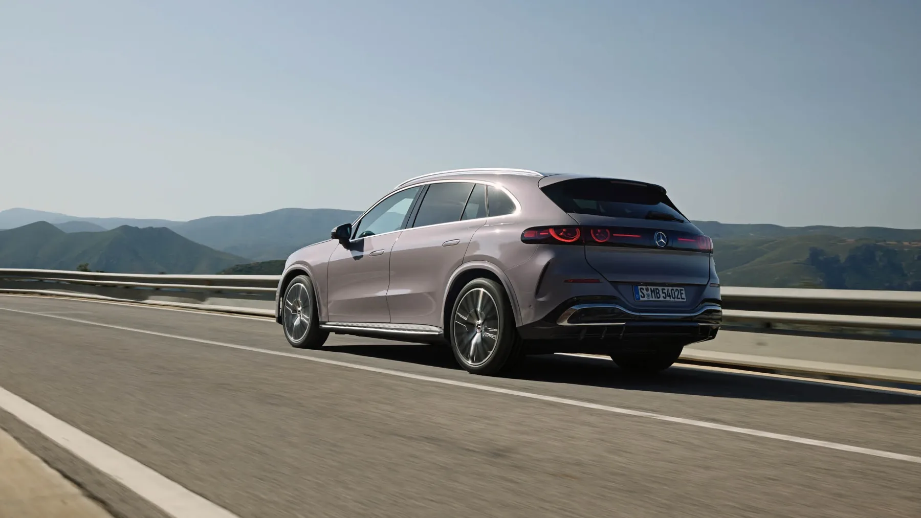 Mercedes‑Benz GLC z EQ tehnologijo 2025: ikonski SUV, z novim oblikovnim jezikom je nova doba zvezde
