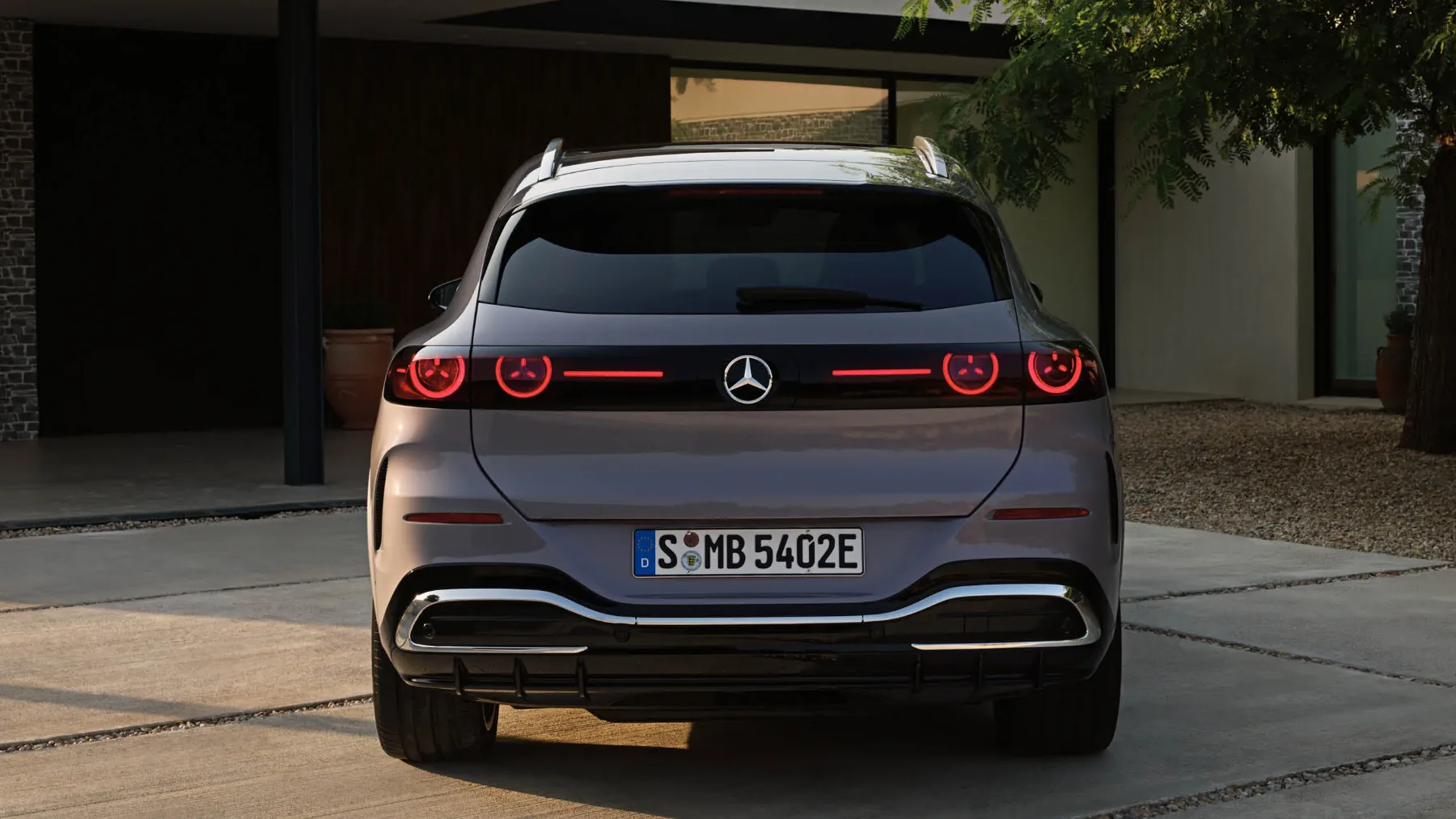 Mercedes‑Benz GLC z EQ tehnologijo 2025: ikonski SUV, z novim oblikovnim jezikom je nova doba zvezde