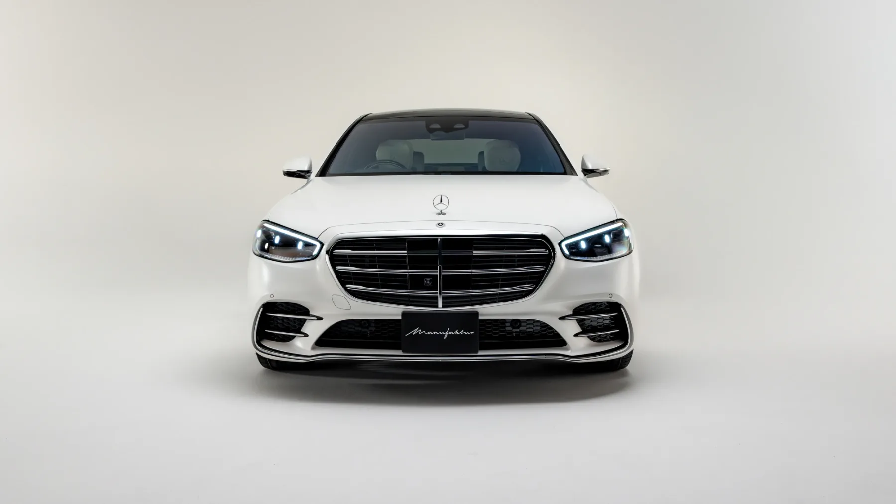 Mercedes-Benz S-klasa 2025: umetna inteligenca z usnjenimi rokavicami