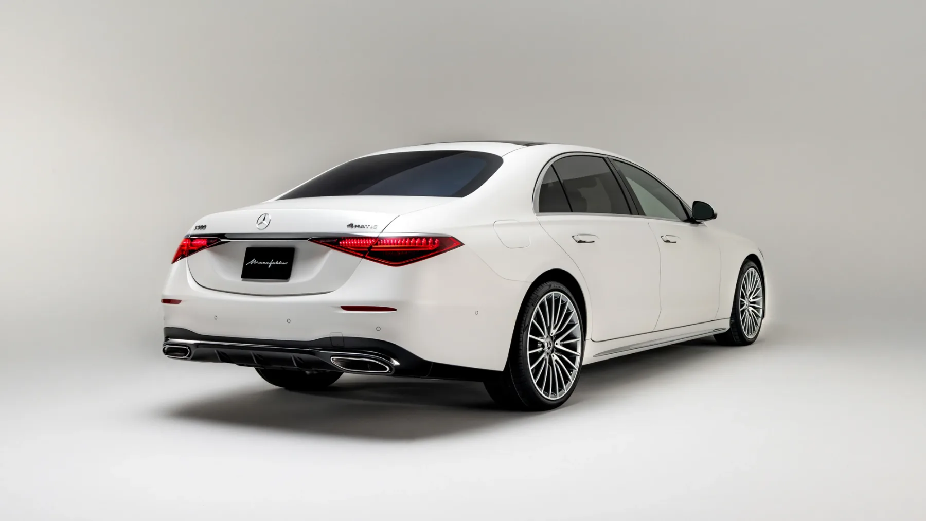 Mercedes-Benz S-klasa 2025: umetna inteligenca z usnjenimi rokavicami
