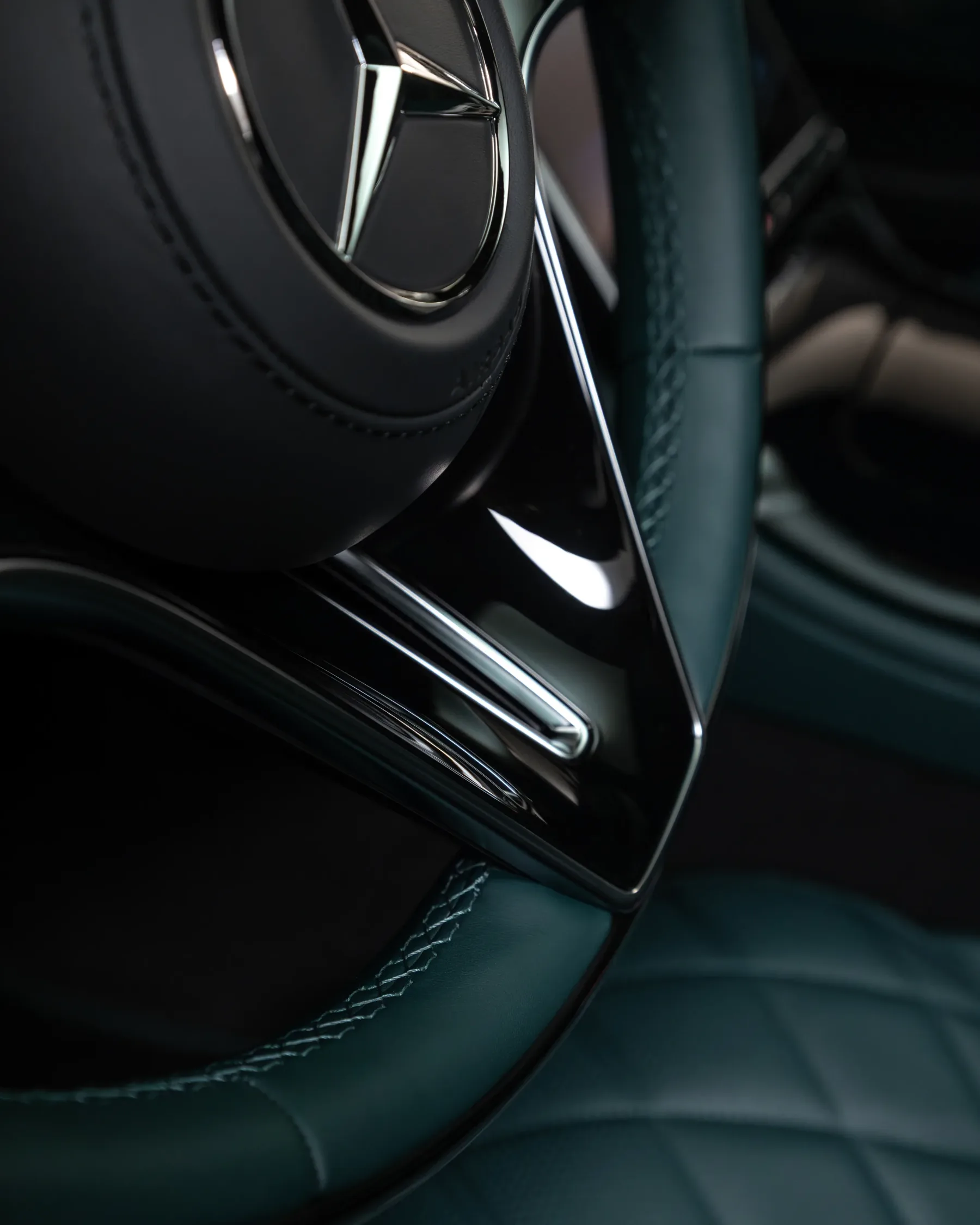 Mercedes-Benz S-klasa 2025: umetna inteligenca z usnjenimi rokavicami