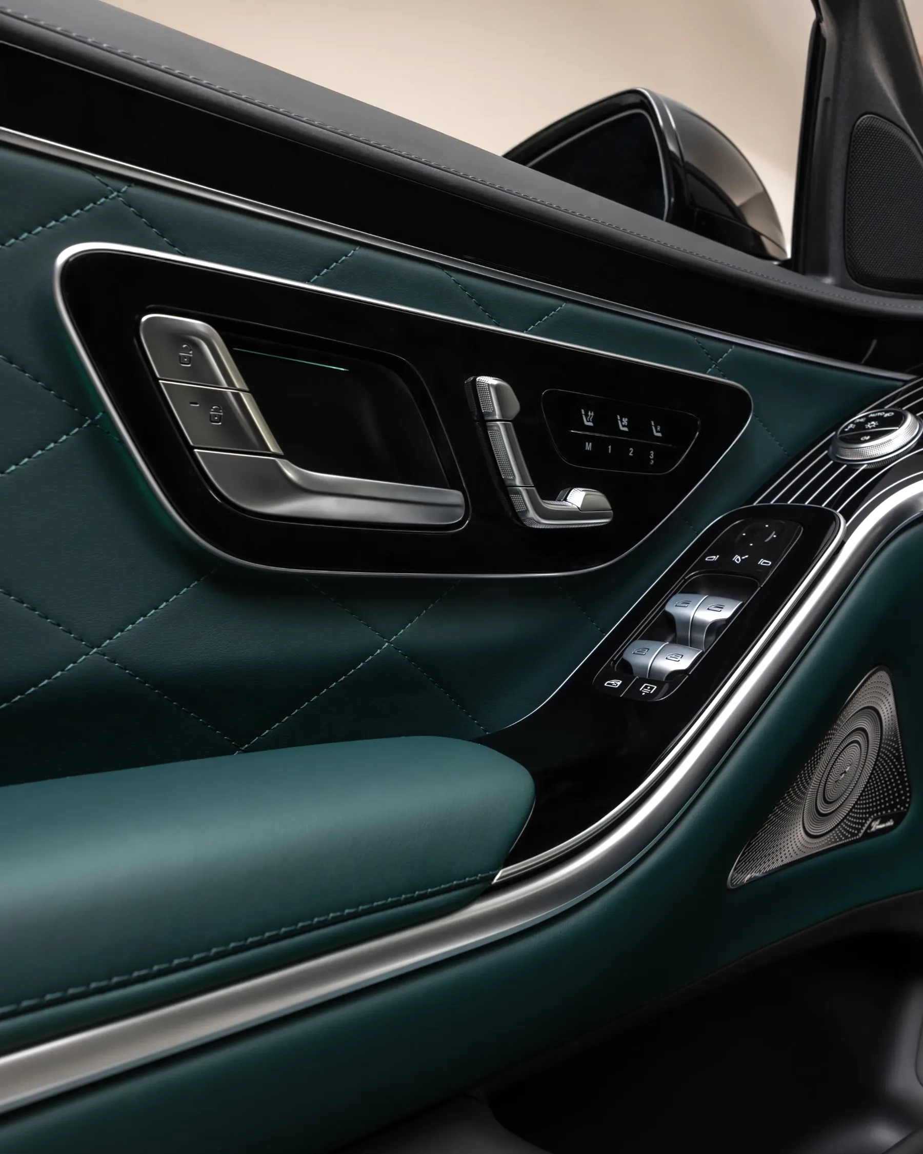 Mercedes-Benz S-klasa 2025: umetna inteligenca z usnjenimi rokavicami