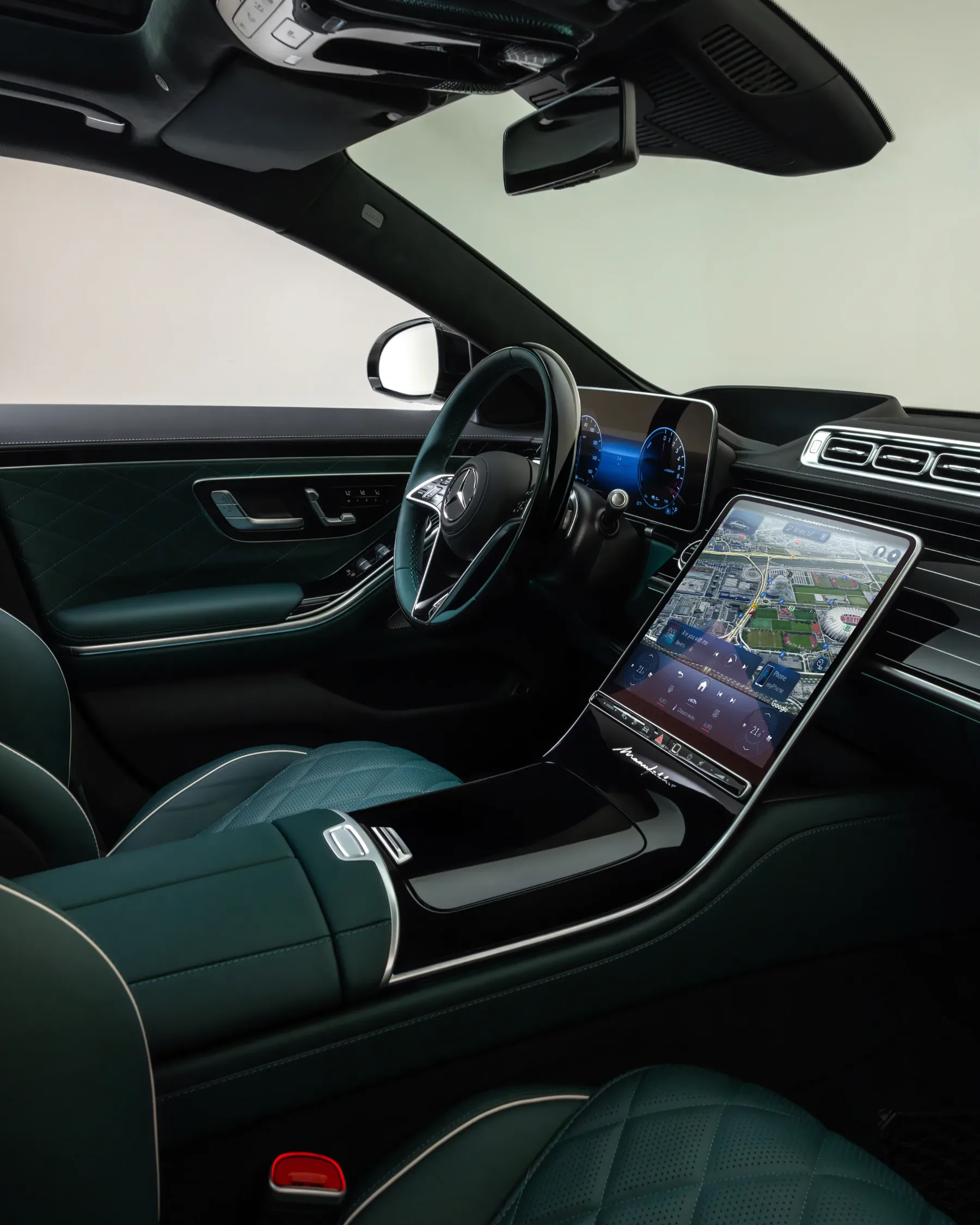 Mercedes-Benz S-klasa 2025: umetna inteligenca z usnjenimi rokavicami