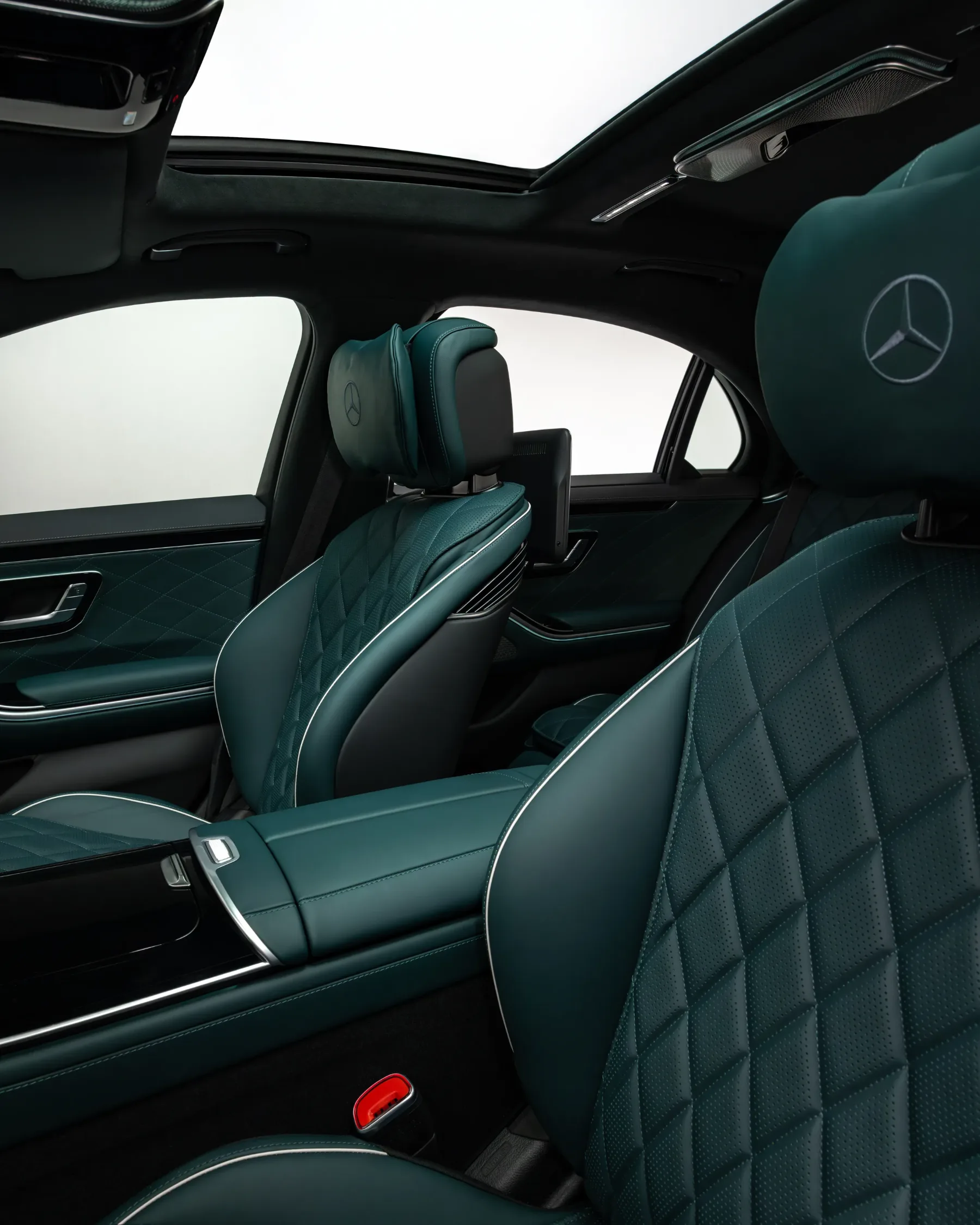 Mercedes-Benz S-klasa 2025: umetna inteligenca z usnjenimi rokavicami