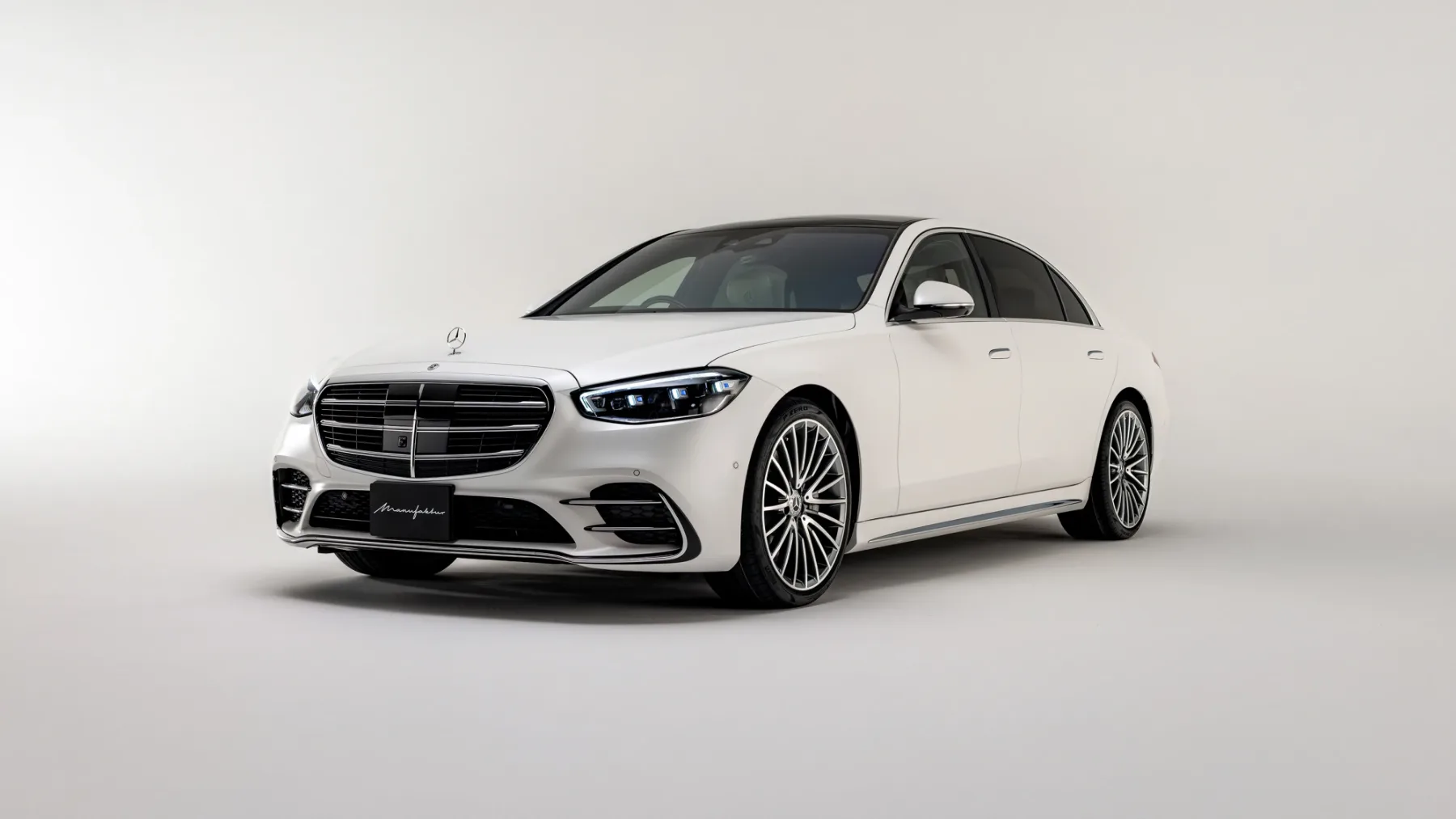 Mercedes-Benz S-klasa 2025: umetna inteligenca z usnjenimi rokavicami