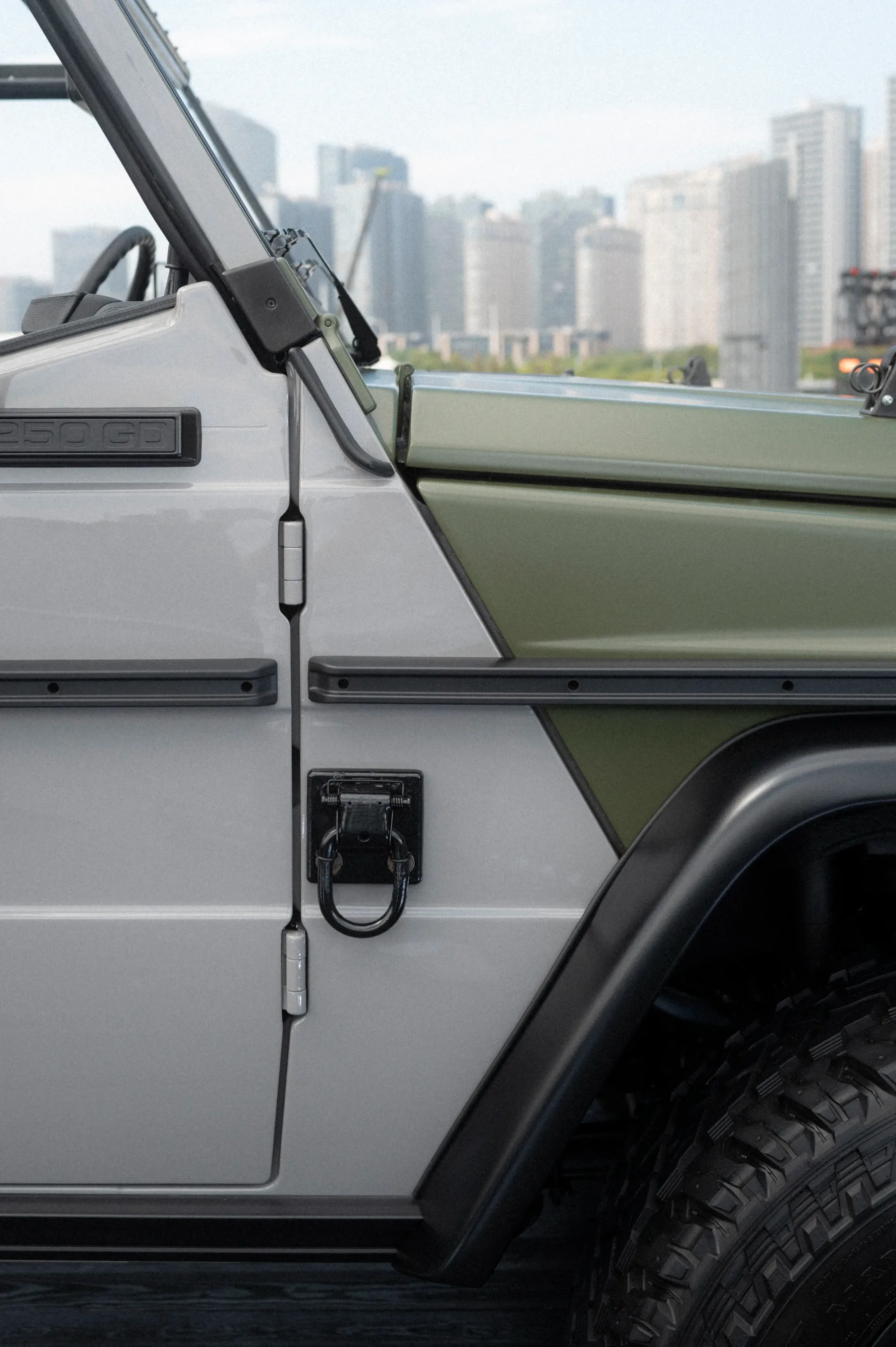 Mercedes X Moncler sta združila moči: nova omejena serija 20 ekskluzivnih vozil Mercedes X Moncler NIGO G-wagon