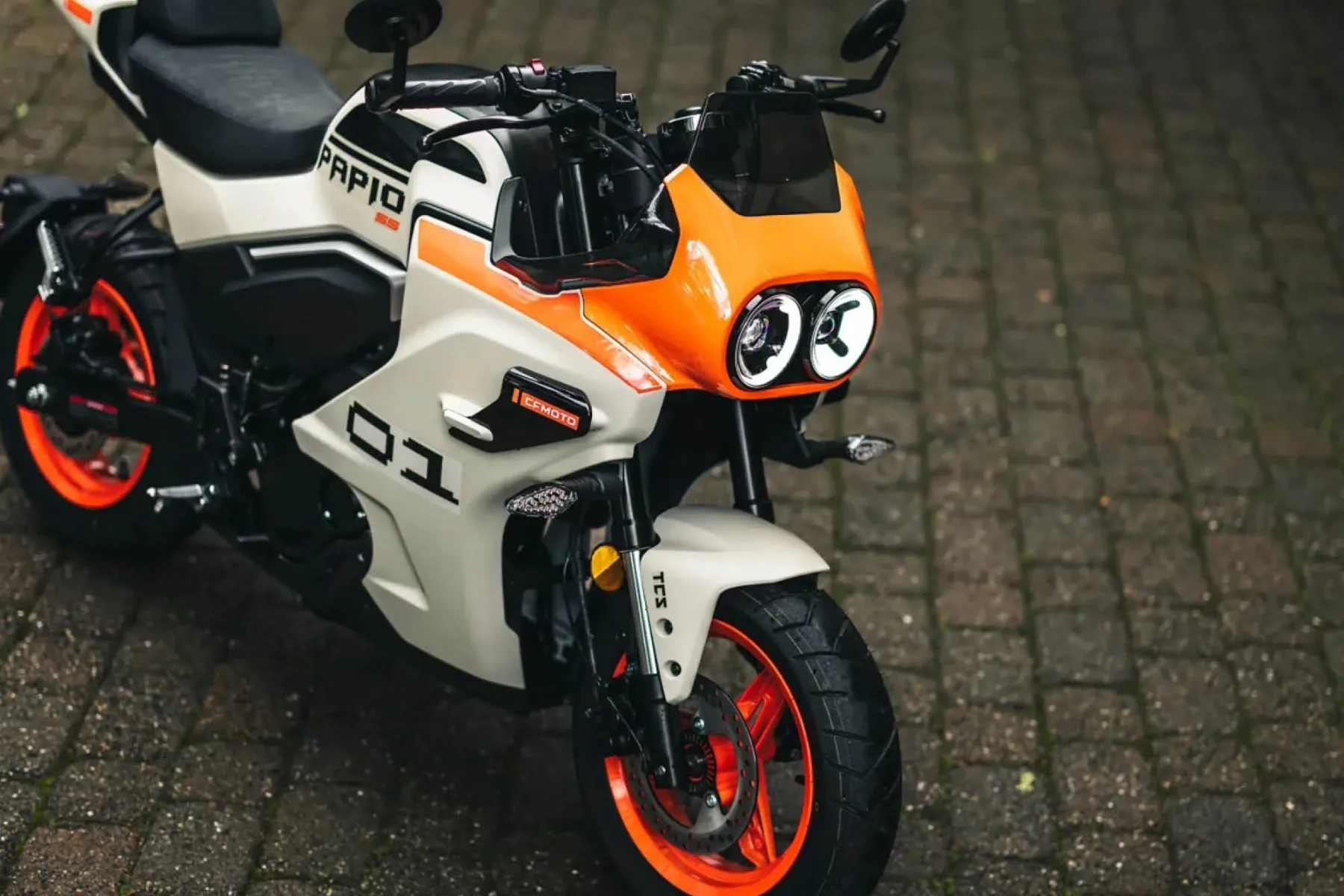 Mini café racer, ki te gleda z velikimi očmi: CFMOTO Papio SS 2026