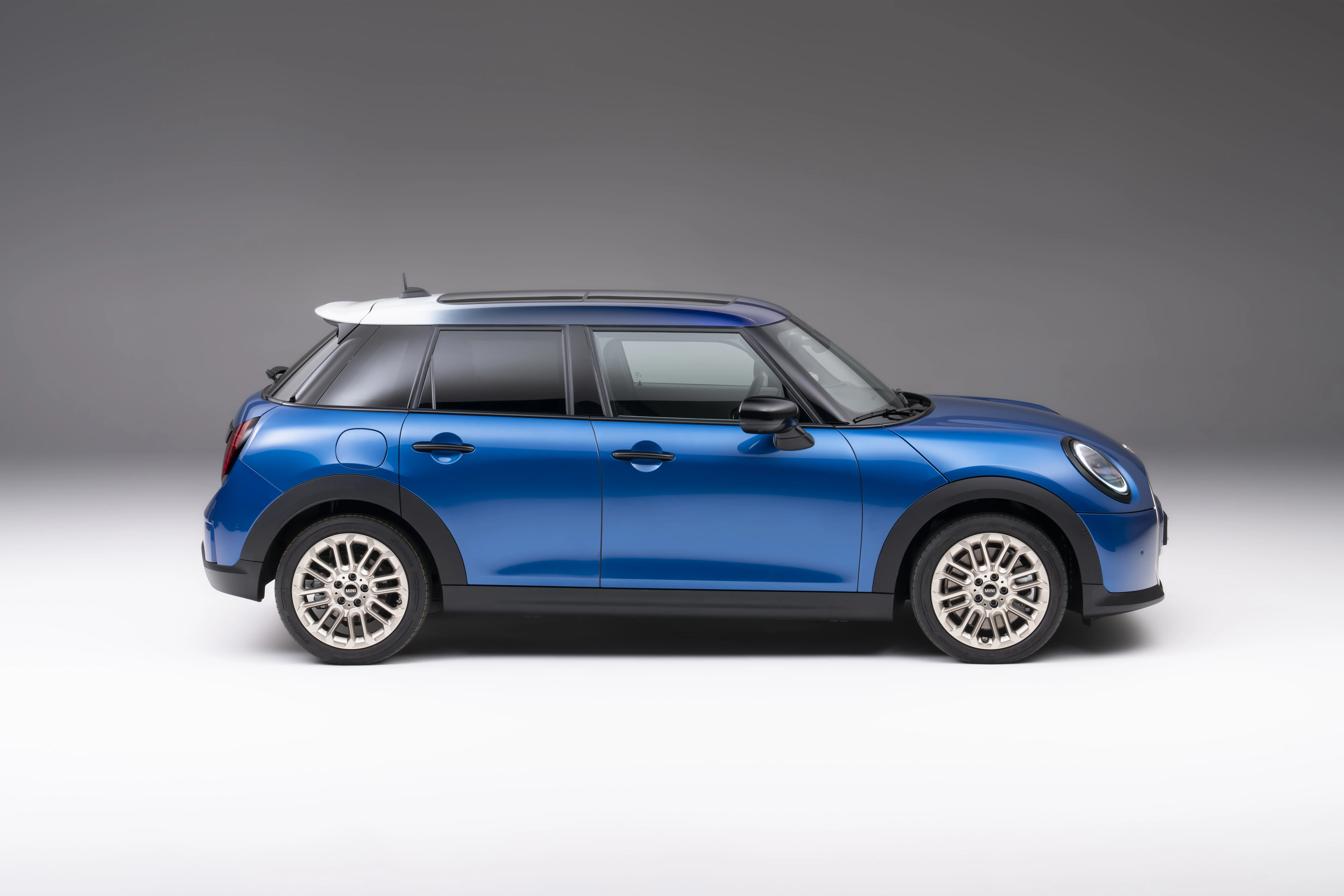 MINI Cooper pet vrat 2024: skoraj družinski MINI