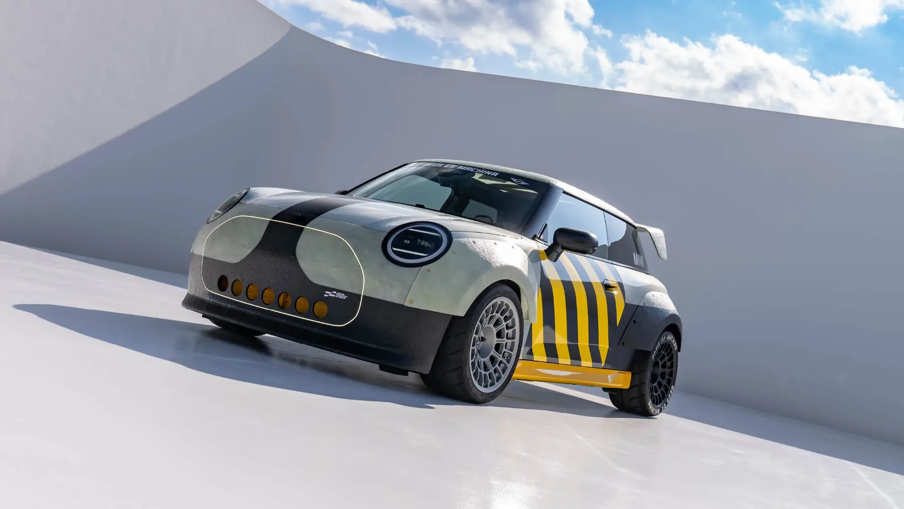 MINI JCW x Deus Ex Machina: The Skeg & The Machina – ko surf sreča Nordschleife