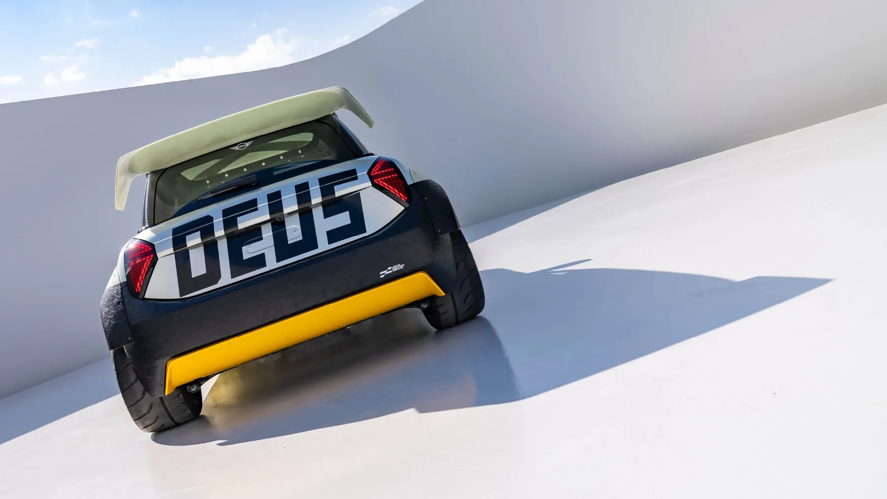 MINI JCW x Deus Ex Machina: The Skeg & The Machina – ko surf sreča Nordschleife