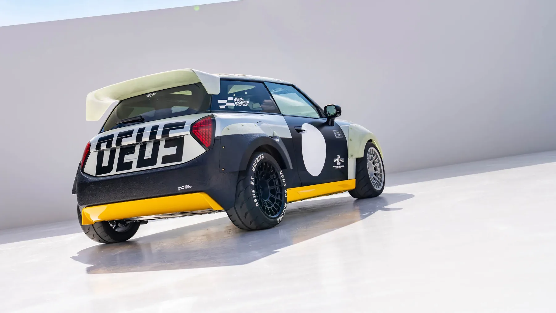 MINI JCW x Deus Ex Machina: The Skeg & The Machina – ko surf sreča Nordschleife