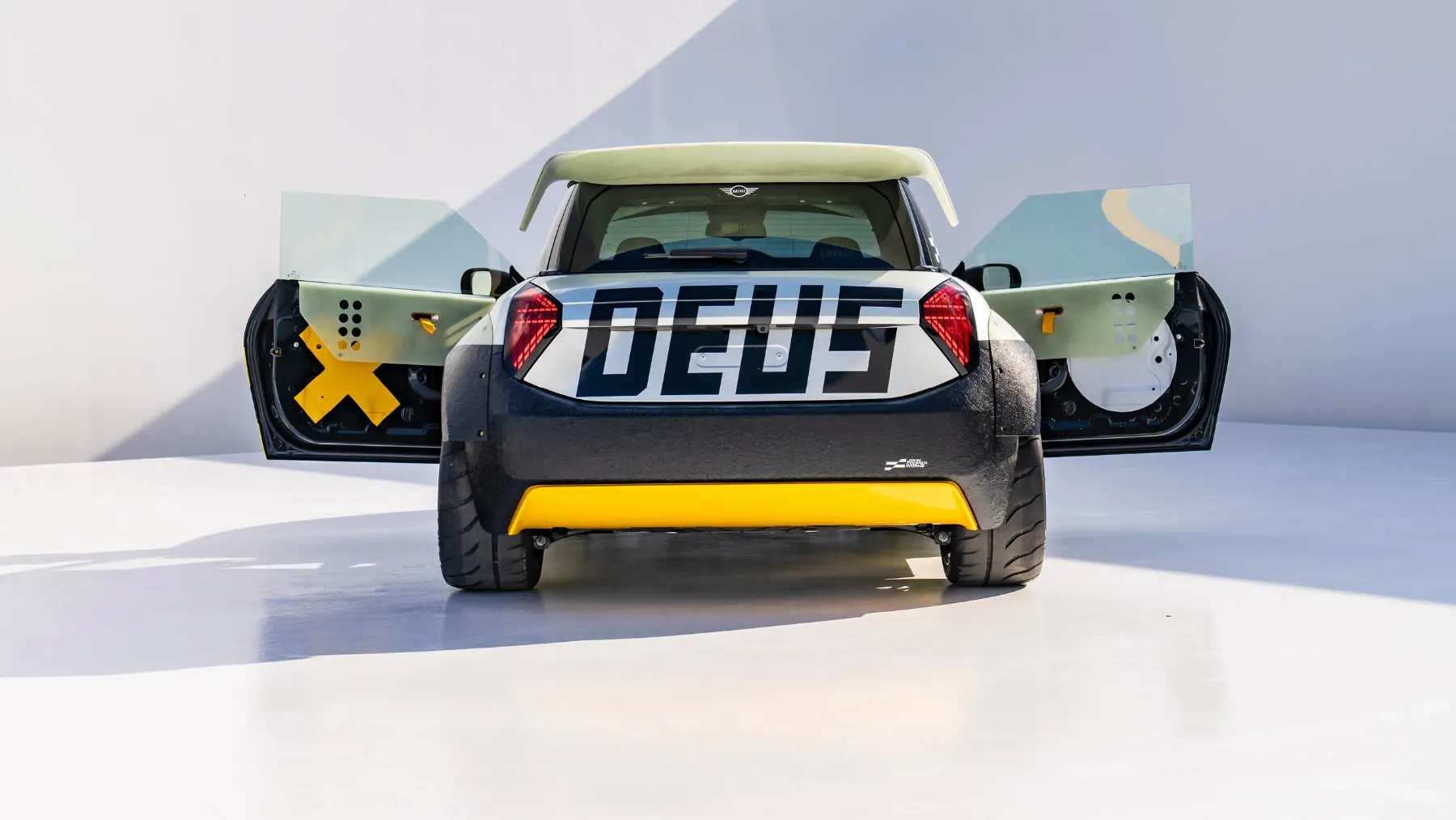 MINI JCW x Deus Ex Machina: The Skeg & The Machina – ko surf sreča Nordschleife