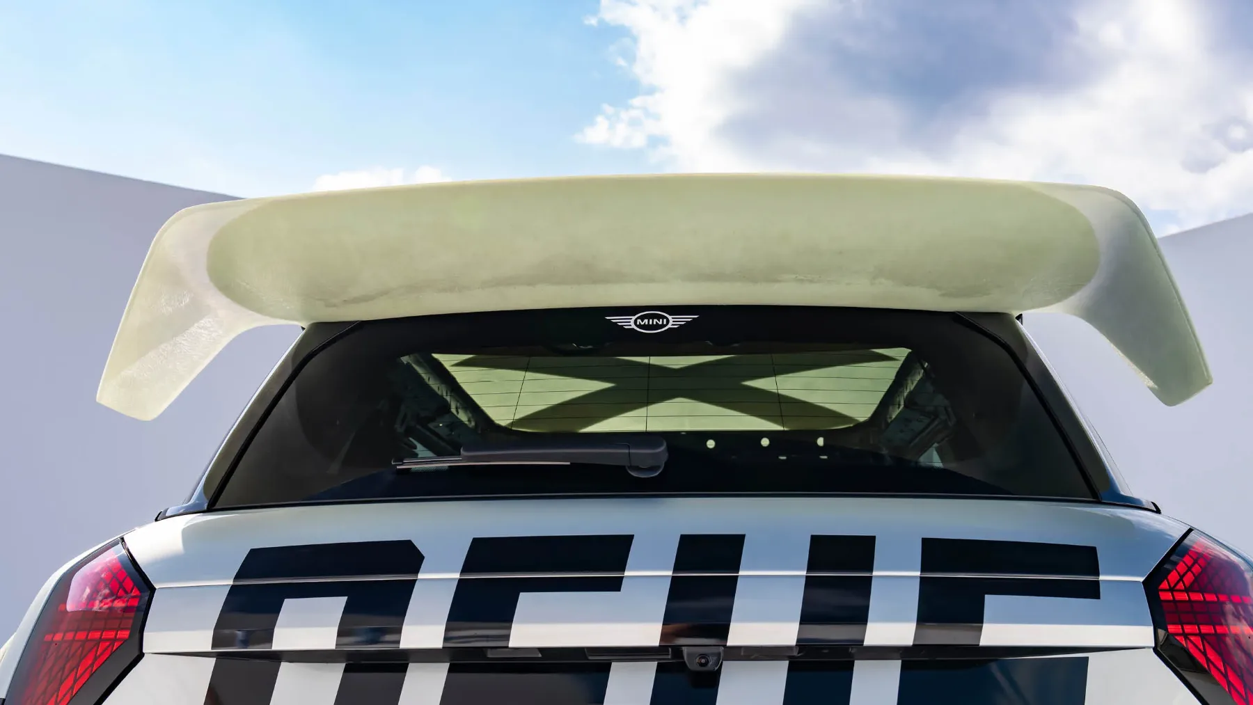MINI JCW x Deus Ex Machina: The Skeg & The Machina – ko surf sreča Nordschleife