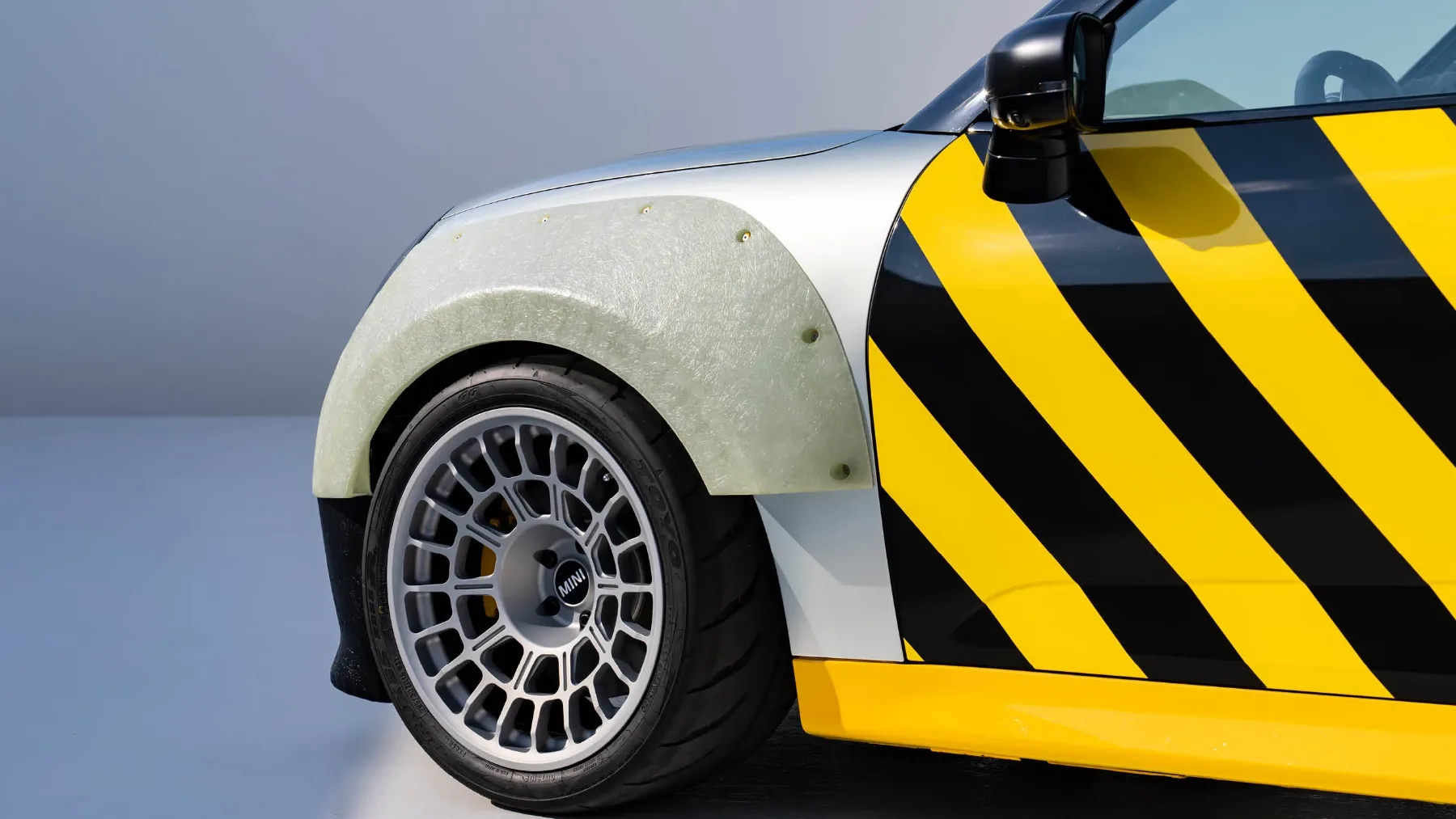 MINI JCW x Deus Ex Machina: The Skeg & The Machina – ko surf sreča Nordschleife