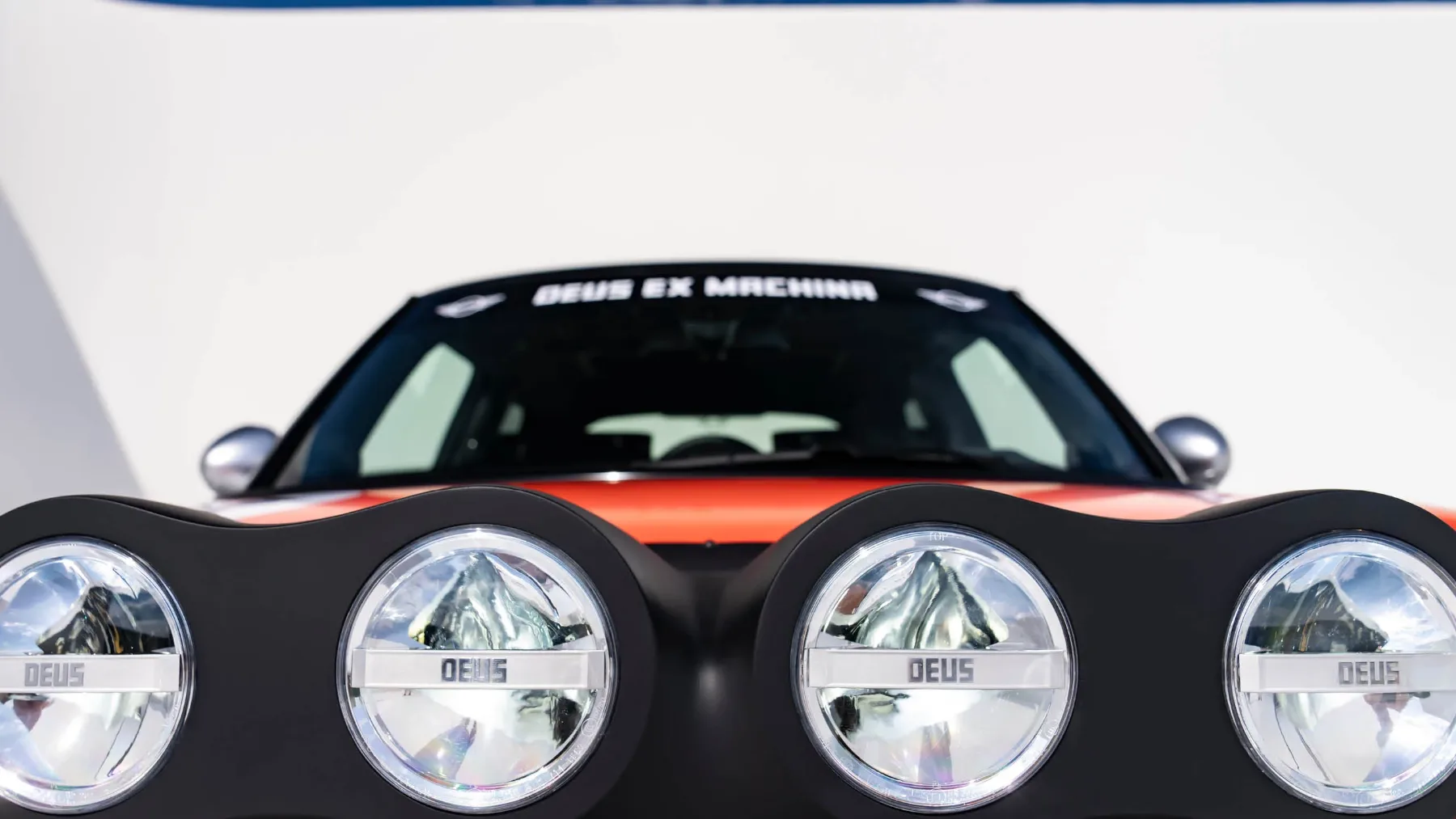 MINI JCW x Deus Ex Machina: The Skeg & The Machina – ko surf sreča Nordschleife