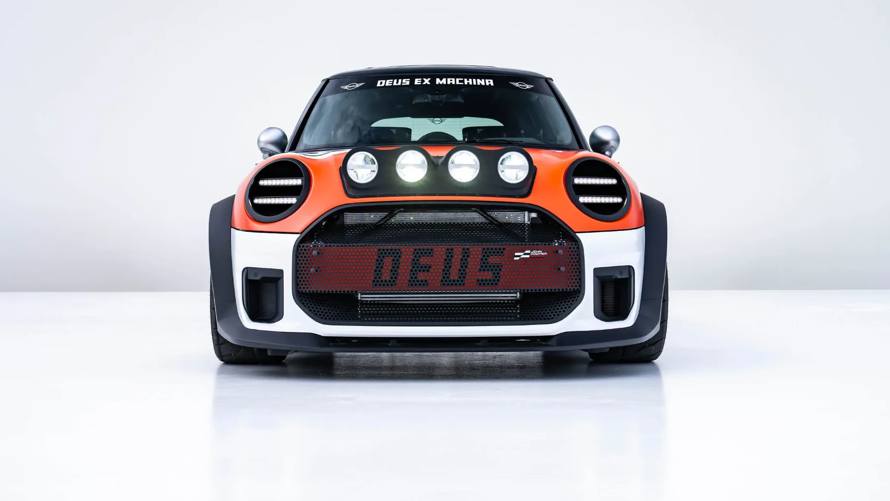 MINI JCW x Deus Ex Machina: The Skeg & The Machina – ko surf sreča Nordschleife