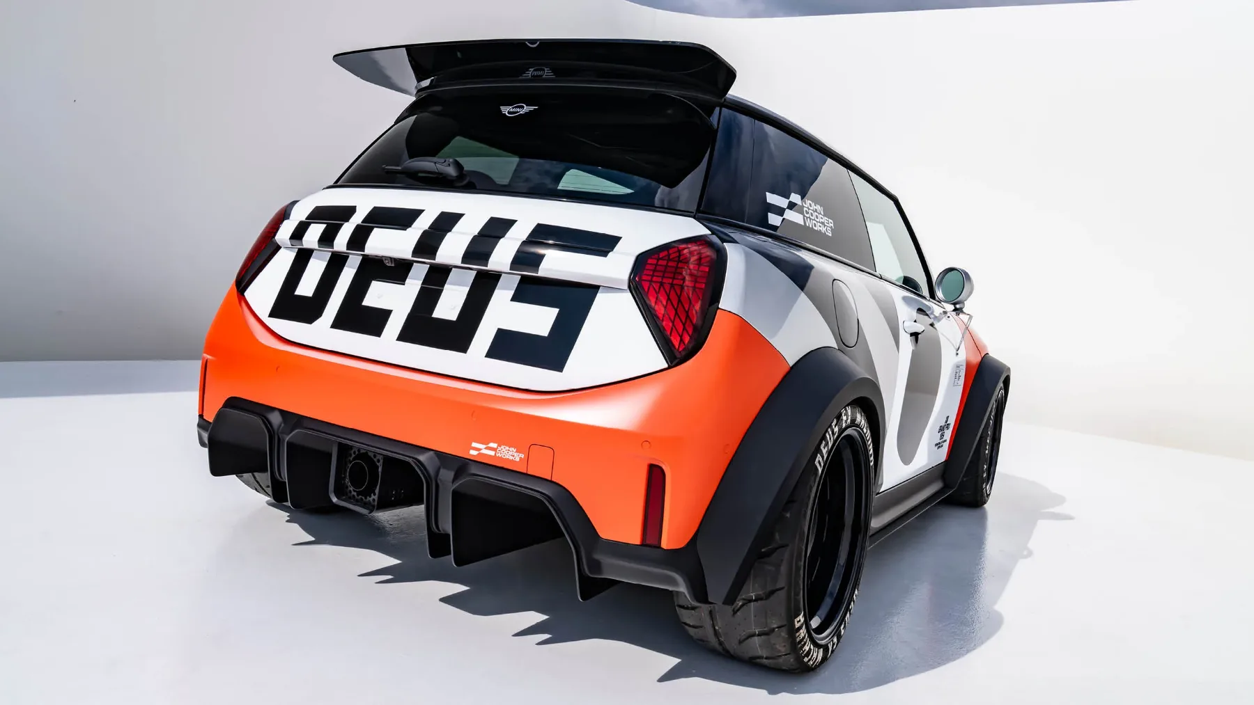 MINI JCW x Deus Ex Machina: The Skeg & The Machina – ko surf sreča Nordschleife