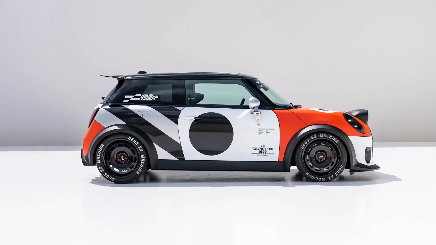 MINI JCW x Deus Ex Machina: The Skeg & The Machina – ko surf sreča Nordschleife