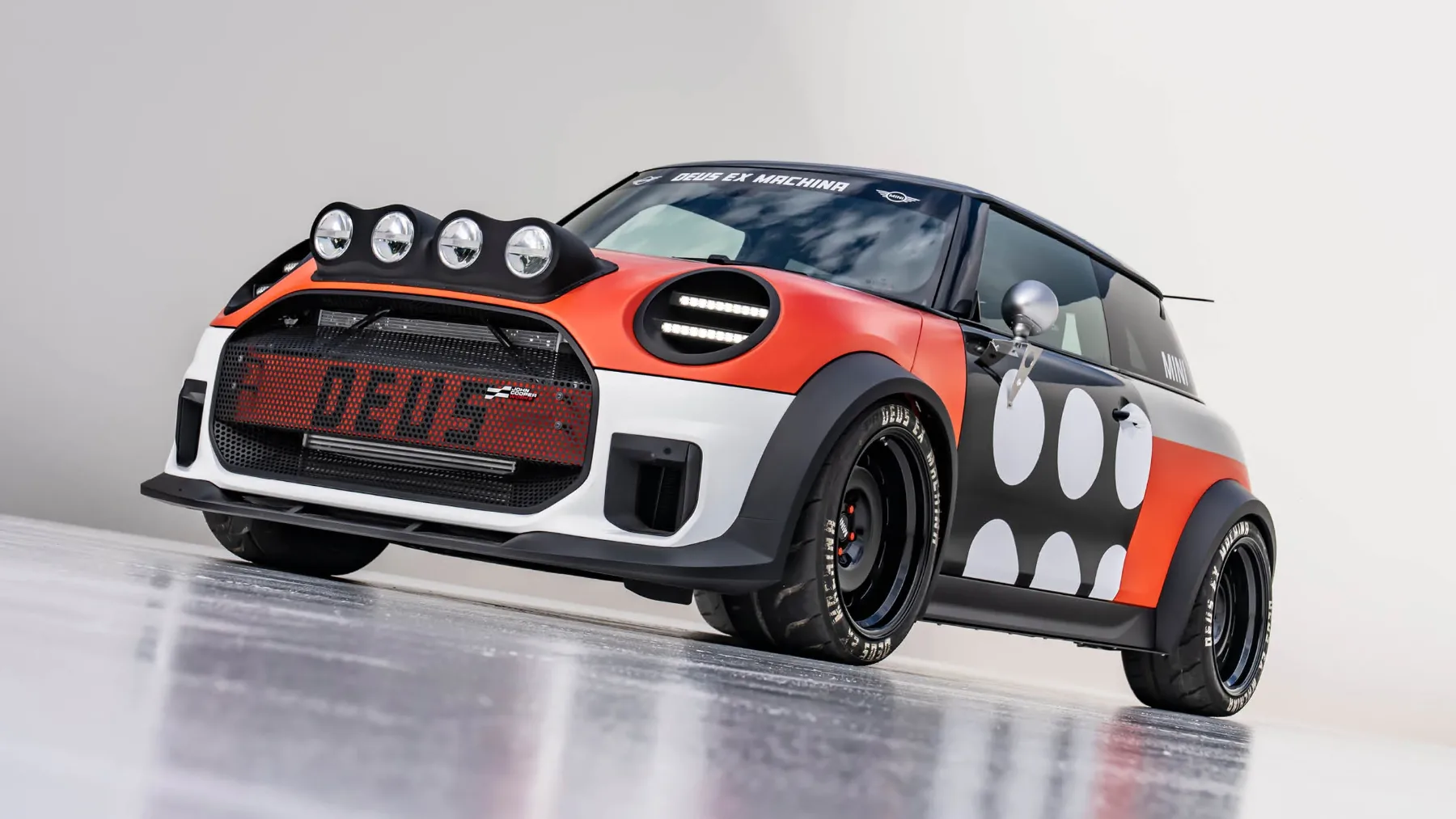 MINI JCW x Deus Ex Machina: The Skeg & The Machina – ko surf sreča Nordschleife