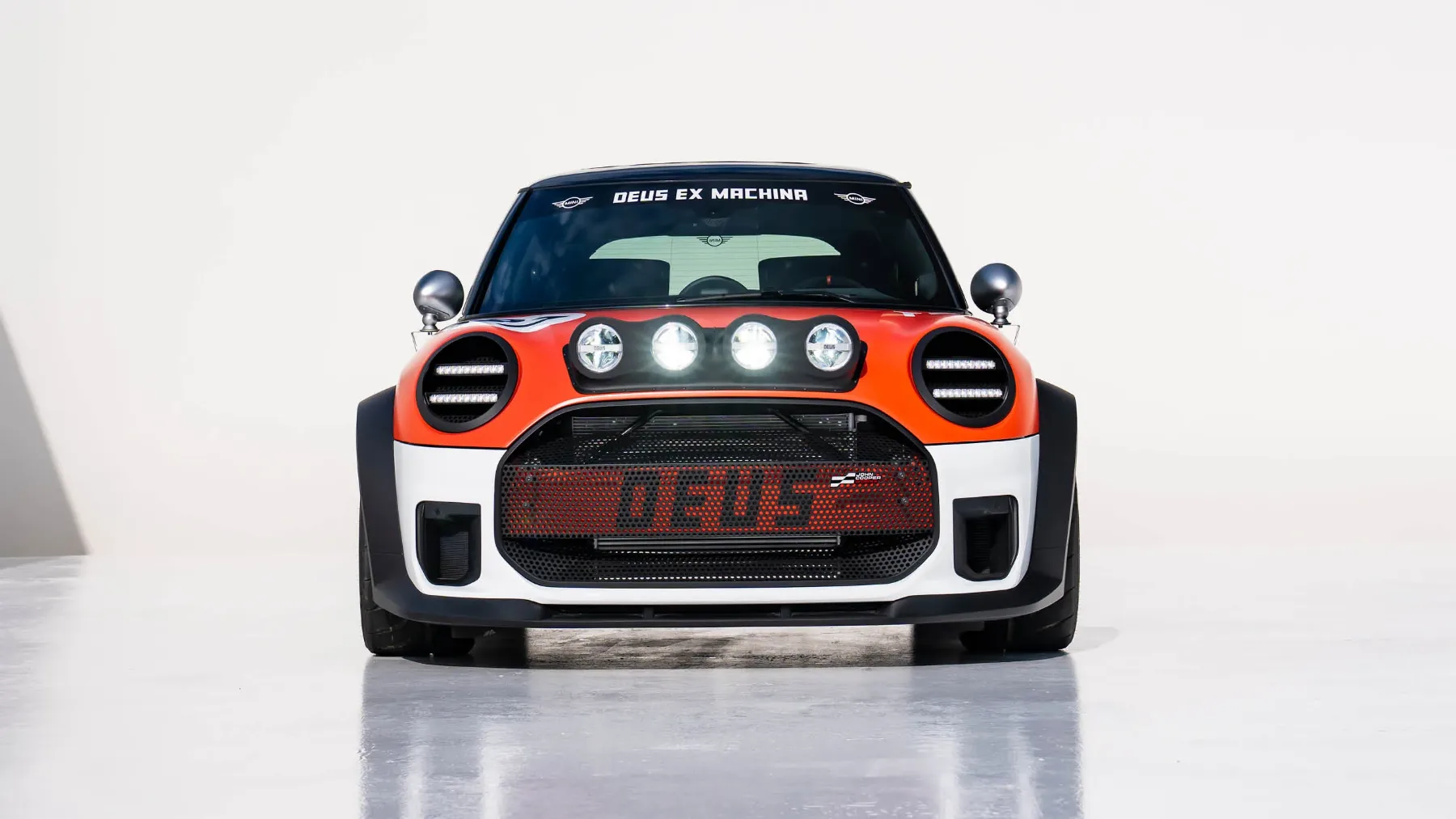 MINI JCW x Deus Ex Machina: The Skeg & The Machina – ko surf sreča Nordschleife