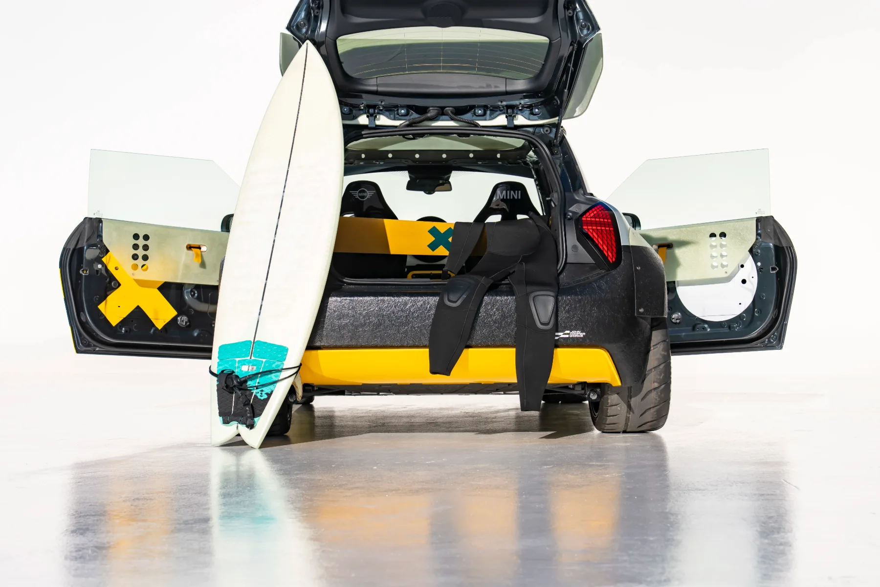 MINI JCW x Deus Ex Machina: The Skeg & The Machina – ko surf sreča Nordschleife