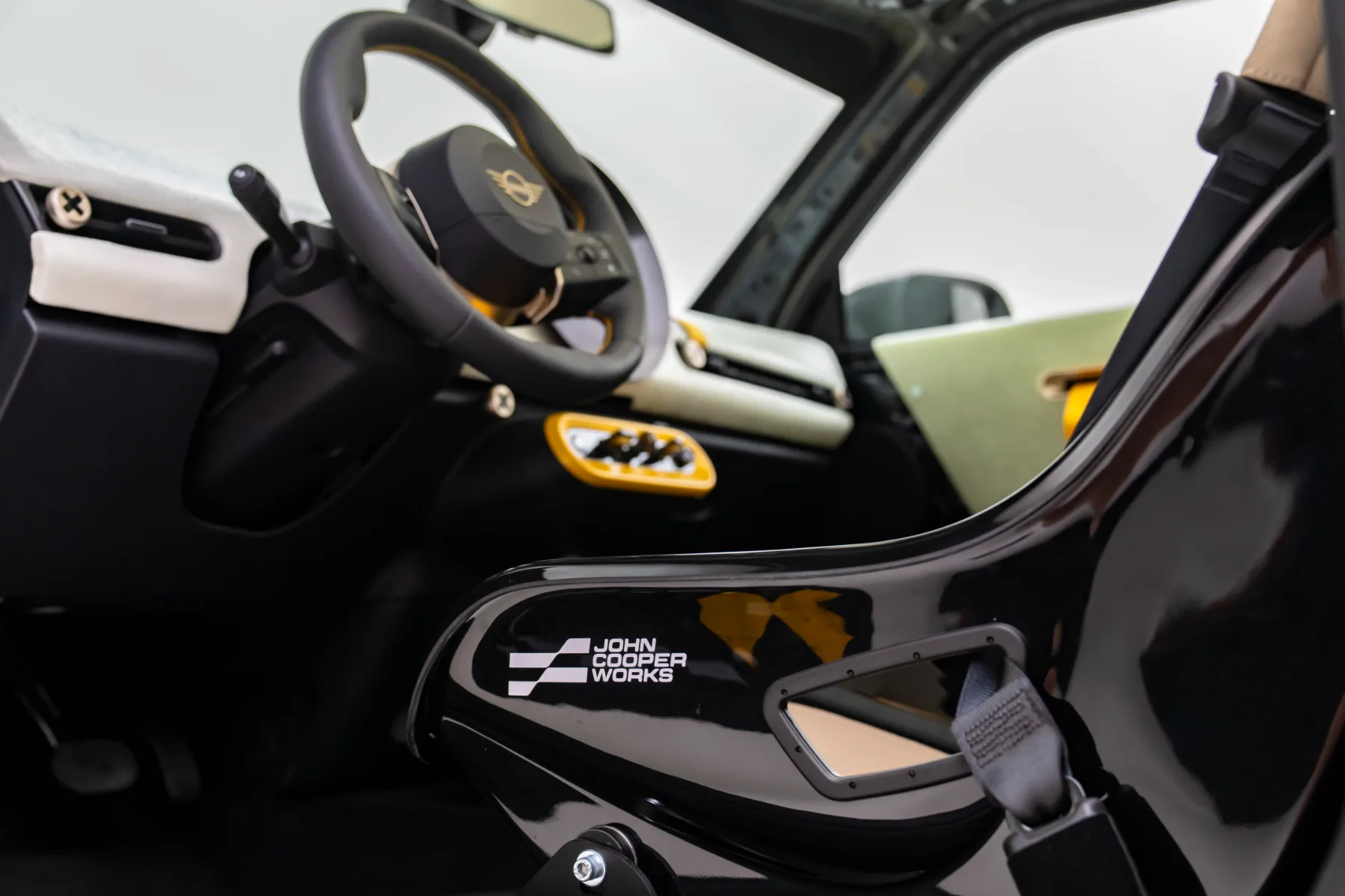 MINI JCW x Deus Ex Machina: The Skeg & The Machina – ko surf sreča Nordschleife