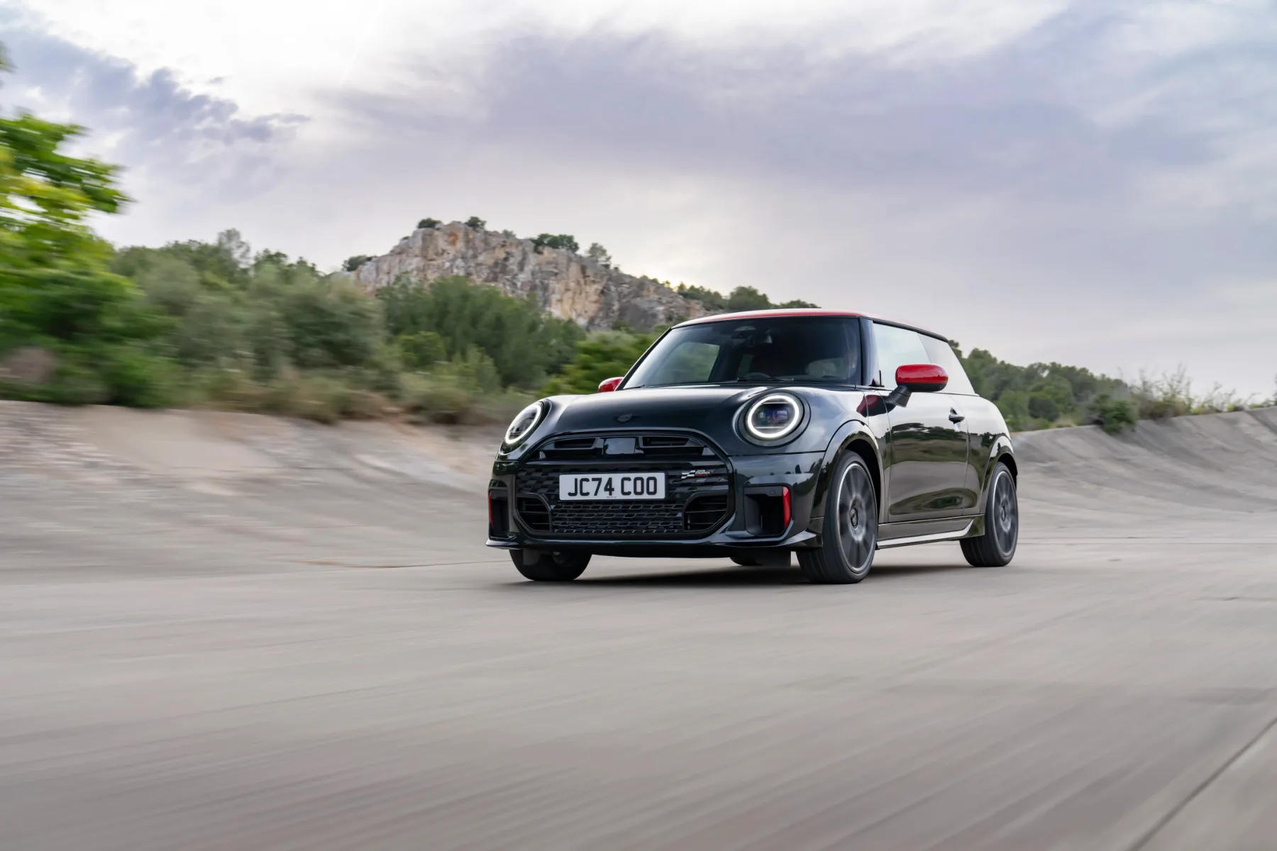 MINI John Cooper Works 2025: legenda mestnih dirkalnikov se vrača v polnem zagonu