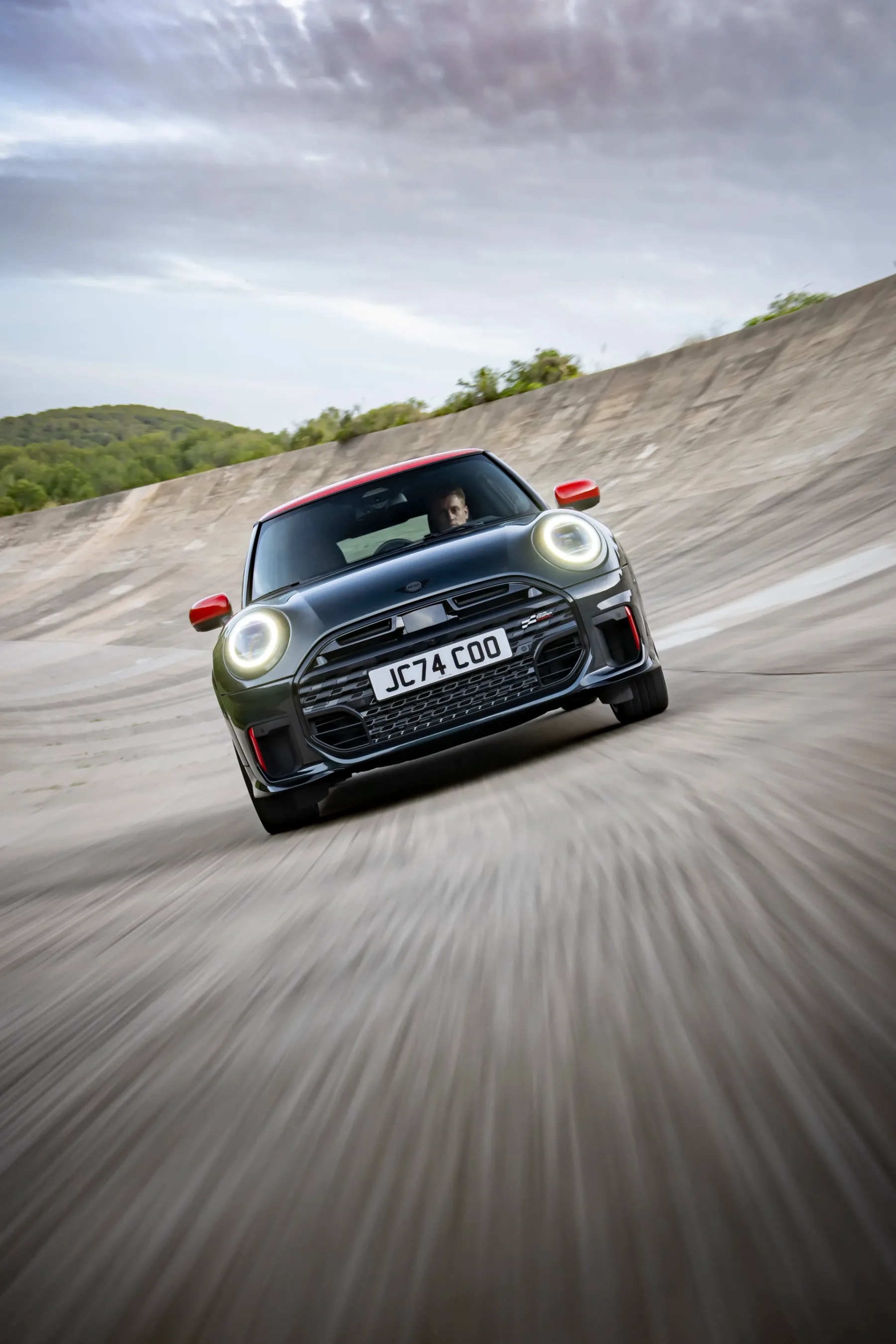MINI John Cooper Works 2025: legenda mestnih dirkalnikov se vrača v polnem zagonu