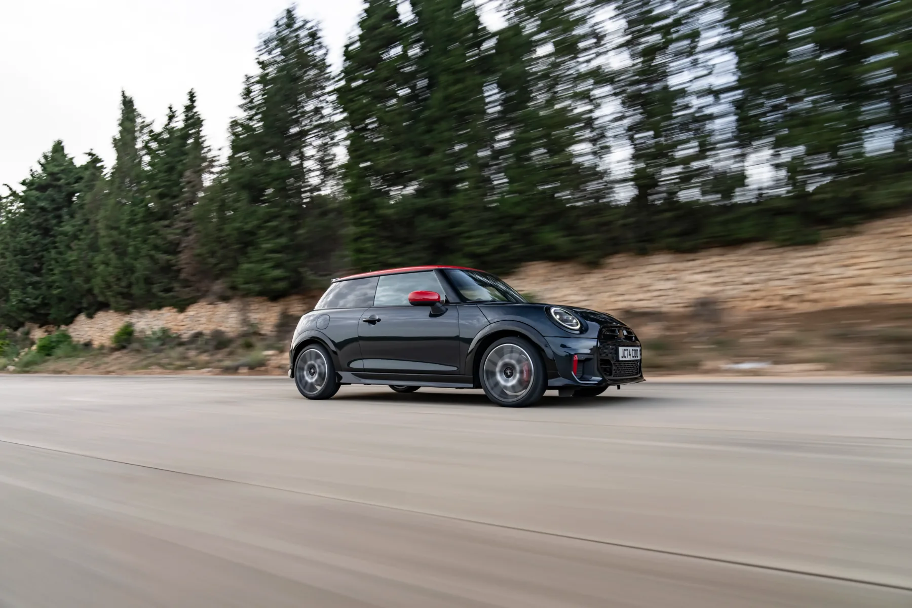 MINI John Cooper Works 2025: legenda mestnih dirkalnikov se vrača v polnem zagonu