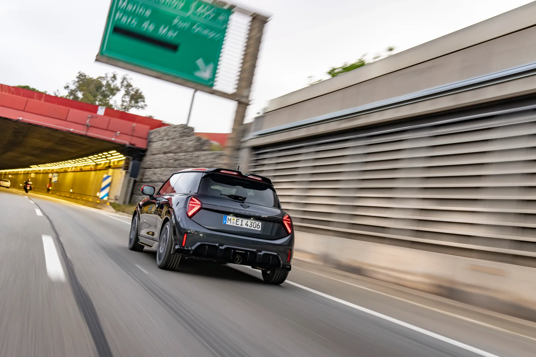 MINI John Cooper Works 2025: legenda mestnih dirkalnikov se vrača v polnem zagonu