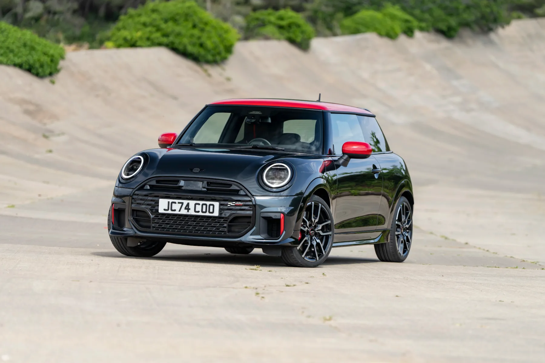 MINI John Cooper Works 2025: legenda mestnih dirkalnikov se vrača v polnem zagonu