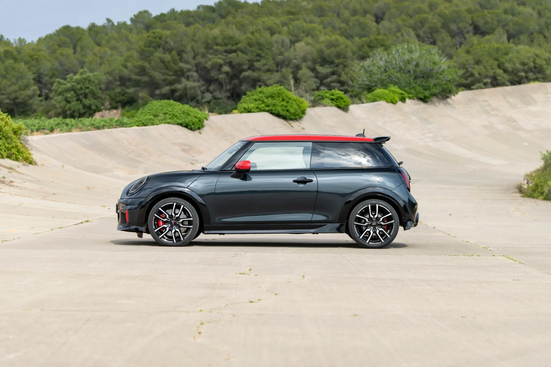 MINI John Cooper Works 2025: legenda mestnih dirkalnikov se vrača v polnem zagonu