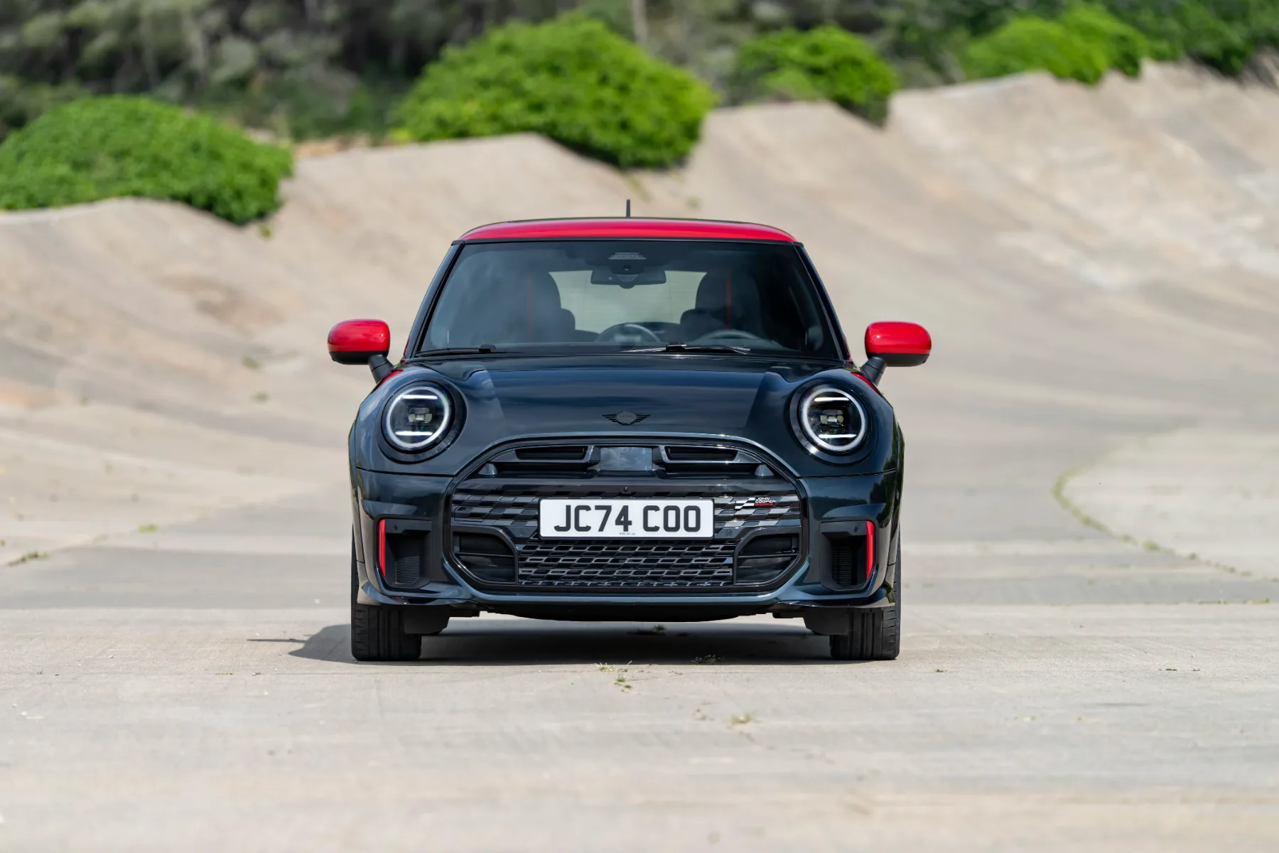 MINI John Cooper Works 2025: legenda mestnih dirkalnikov se vrača v polnem zagonu