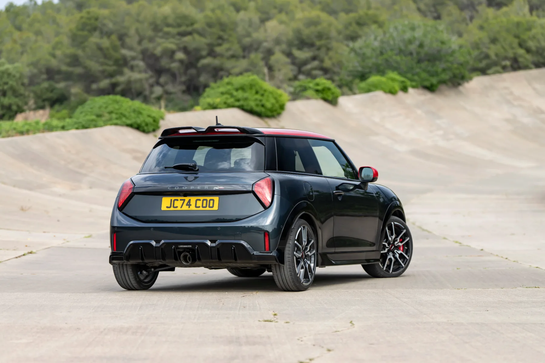 MINI John Cooper Works 2025: legenda mestnih dirkalnikov se vrača v polnem zagonu