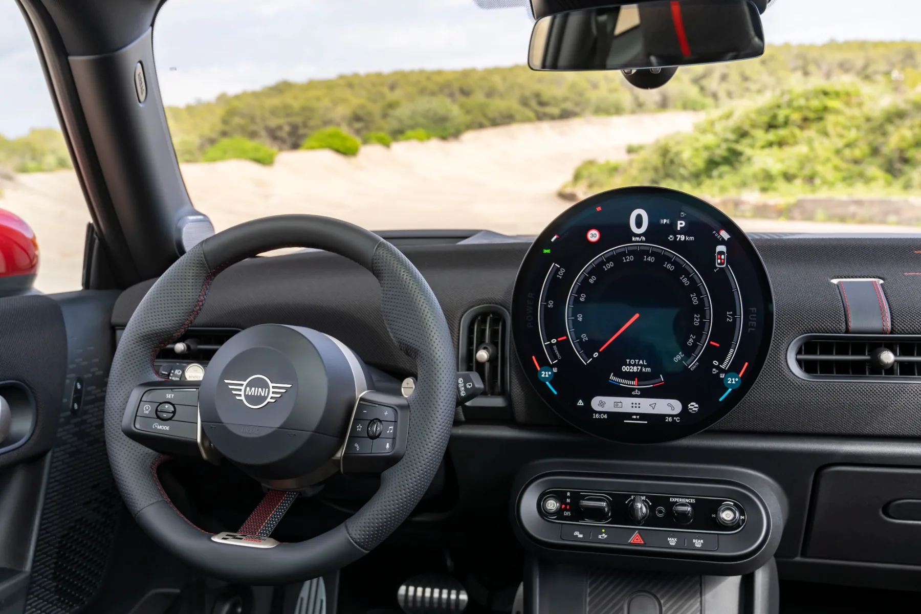 MINI John Cooper Works 2025: legenda mestnih dirkalnikov se vrača v polnem zagonu