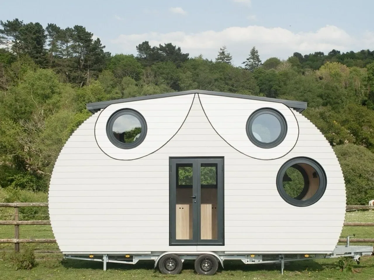 Mini mobilne hiške – Tiny Binocles: hiška, ki te opazuje z očmi Bretanje