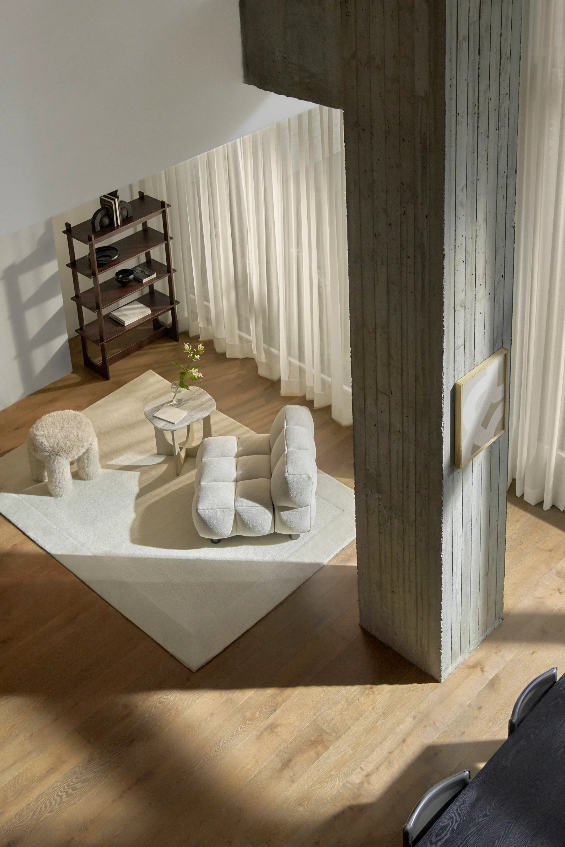 Minimalistična pomlad 2025: H&M HOME kolekcija, ki navdušuje z monokromatskim šikom