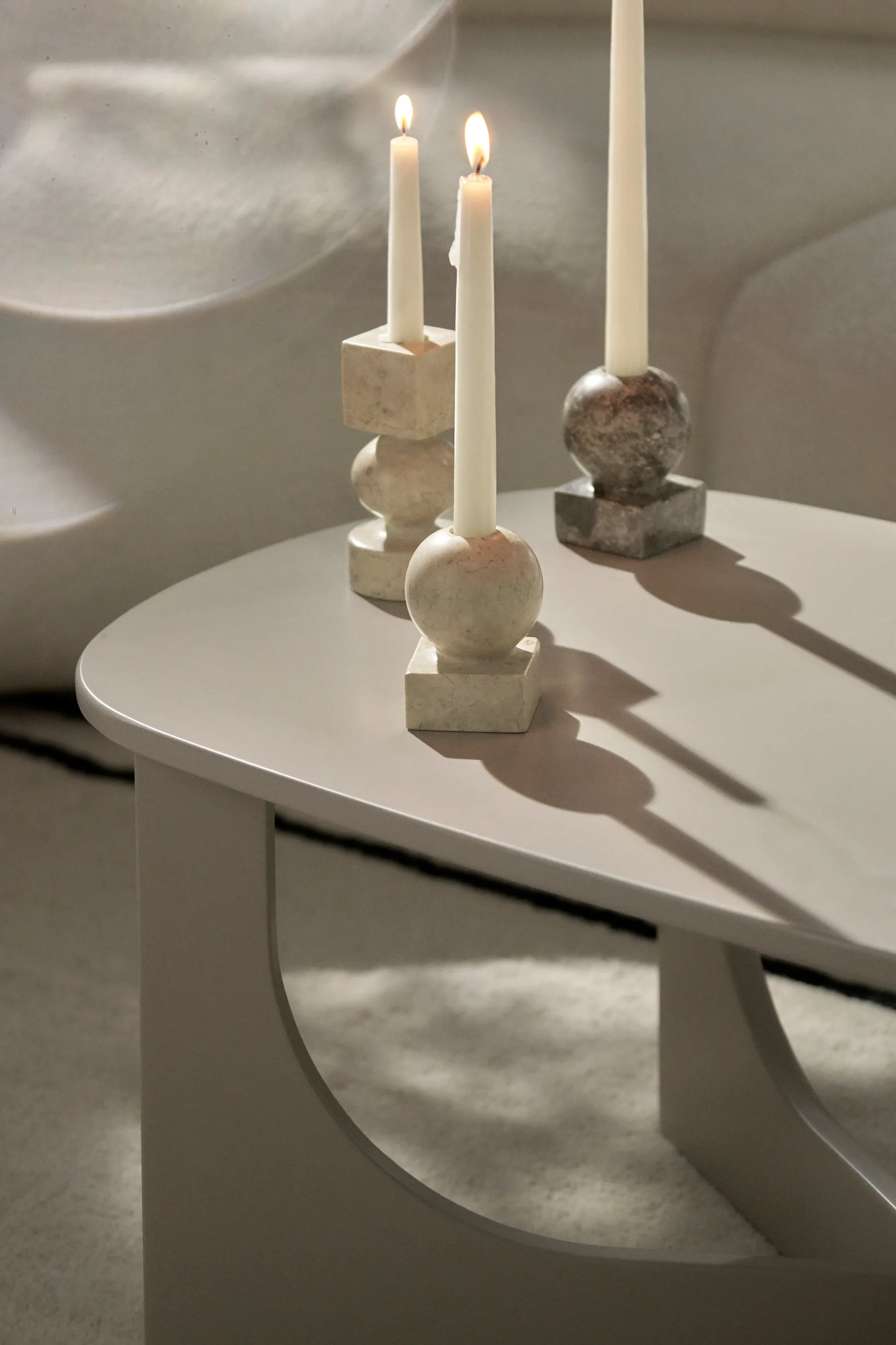 Minimalistična pomlad 2025: H&M HOME kolekcija, ki navdušuje z monokromatskim šikom
