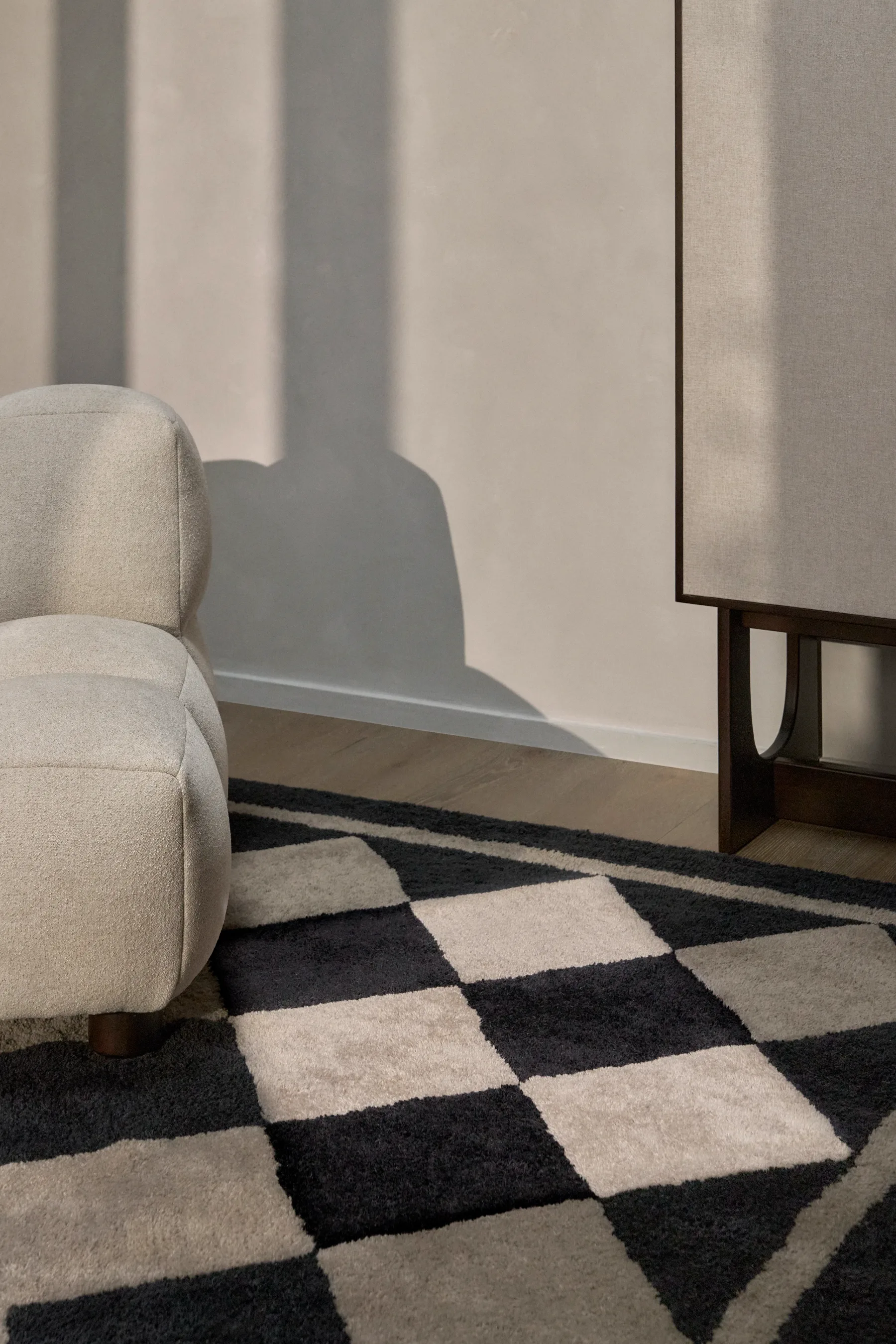 Minimalistična pomlad 2025: H&M HOME kolekcija, ki navdušuje z monokromatskim šikom