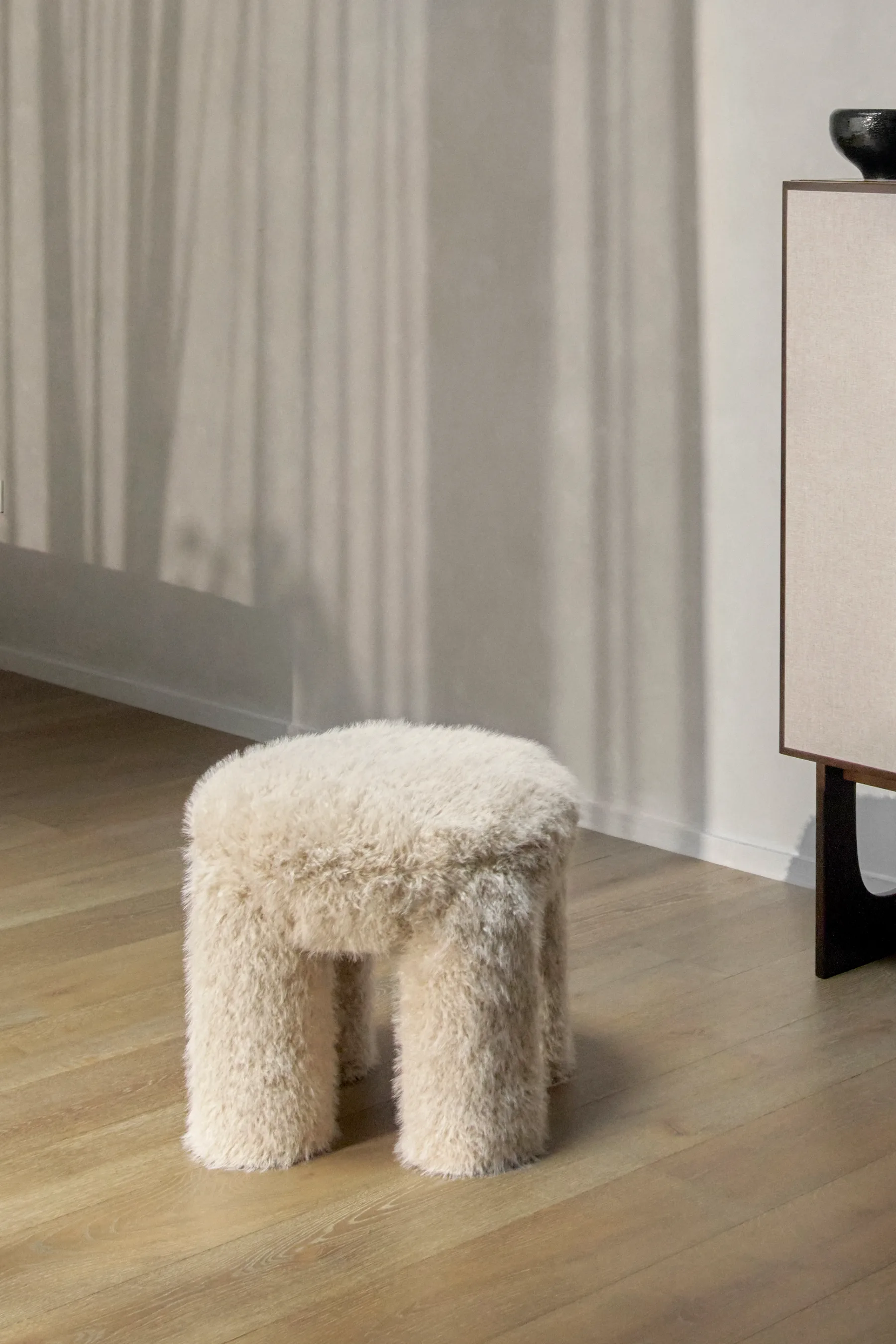 Minimalistična pomlad 2025: H&M HOME kolekcija, ki navdušuje z monokromatskim šikom