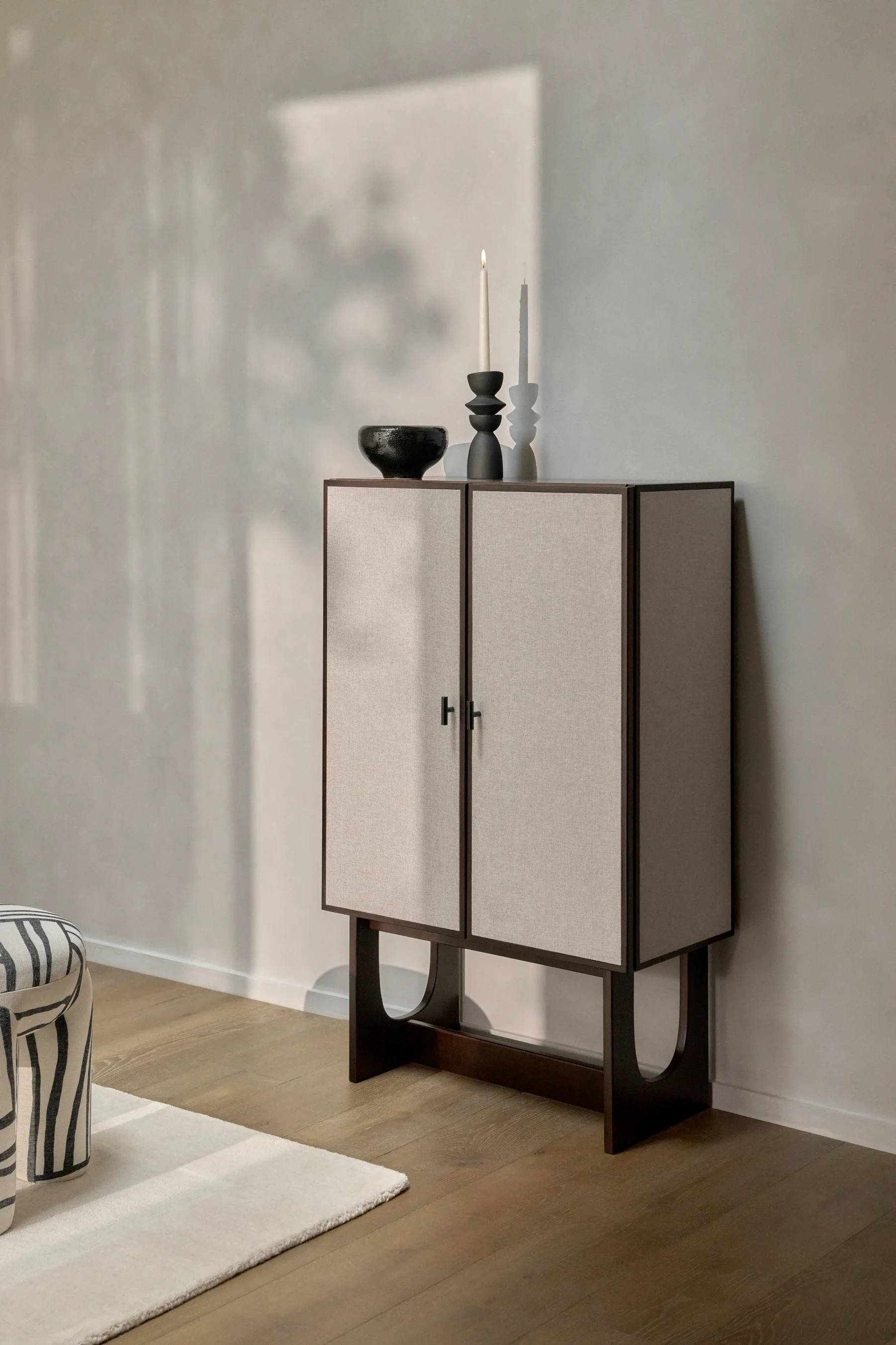 Minimalistična pomlad 2025: H&M HOME kolekcija, ki navdušuje z monokromatskim šikom
