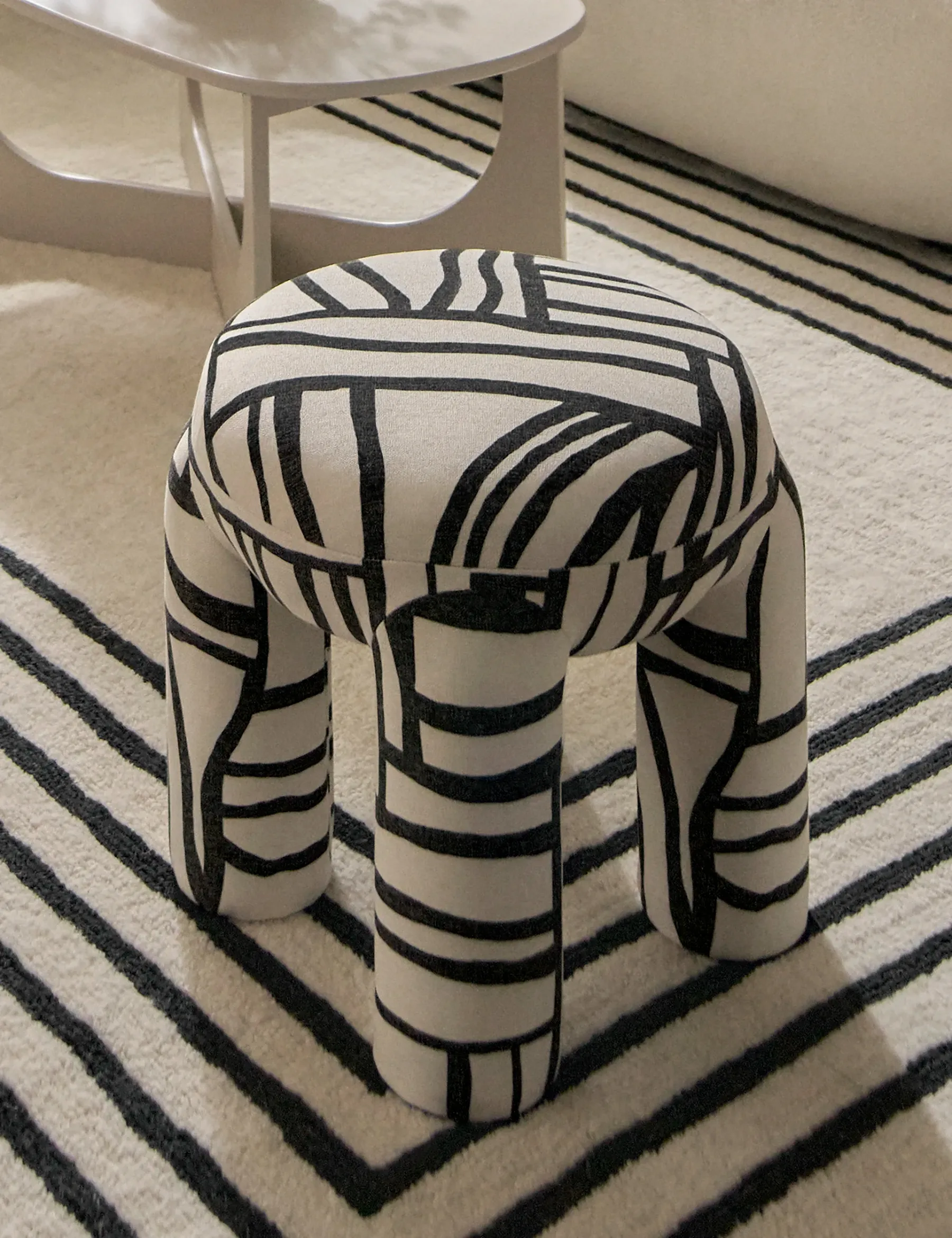 Minimalistična pomlad 2025: H&M HOME kolekcija, ki navdušuje z monokromatskim šikom