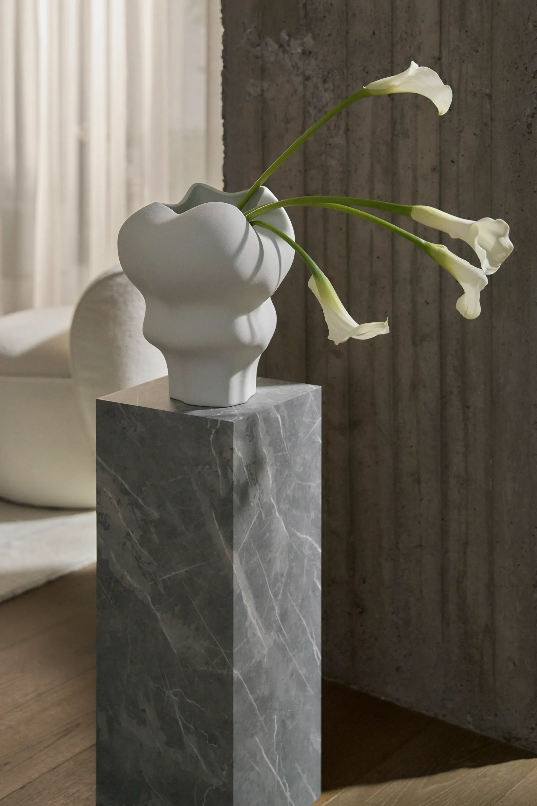 Minimalistična pomlad 2025: H&M HOME kolekcija, ki navdušuje z monokromatskim šikom