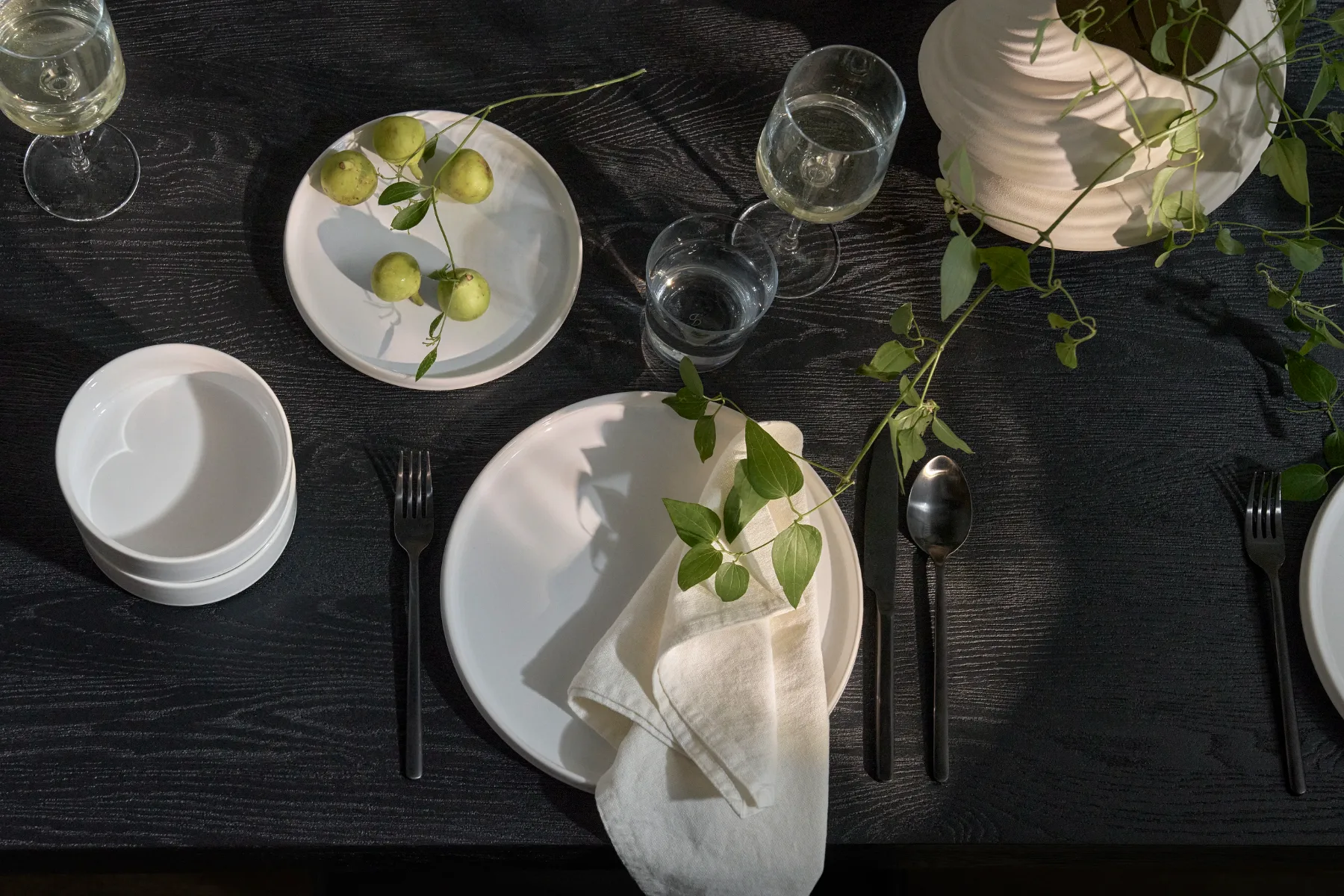 Minimalistična pomlad 2025: H&M HOME kolekcija, ki navdušuje z monokromatskim šikom