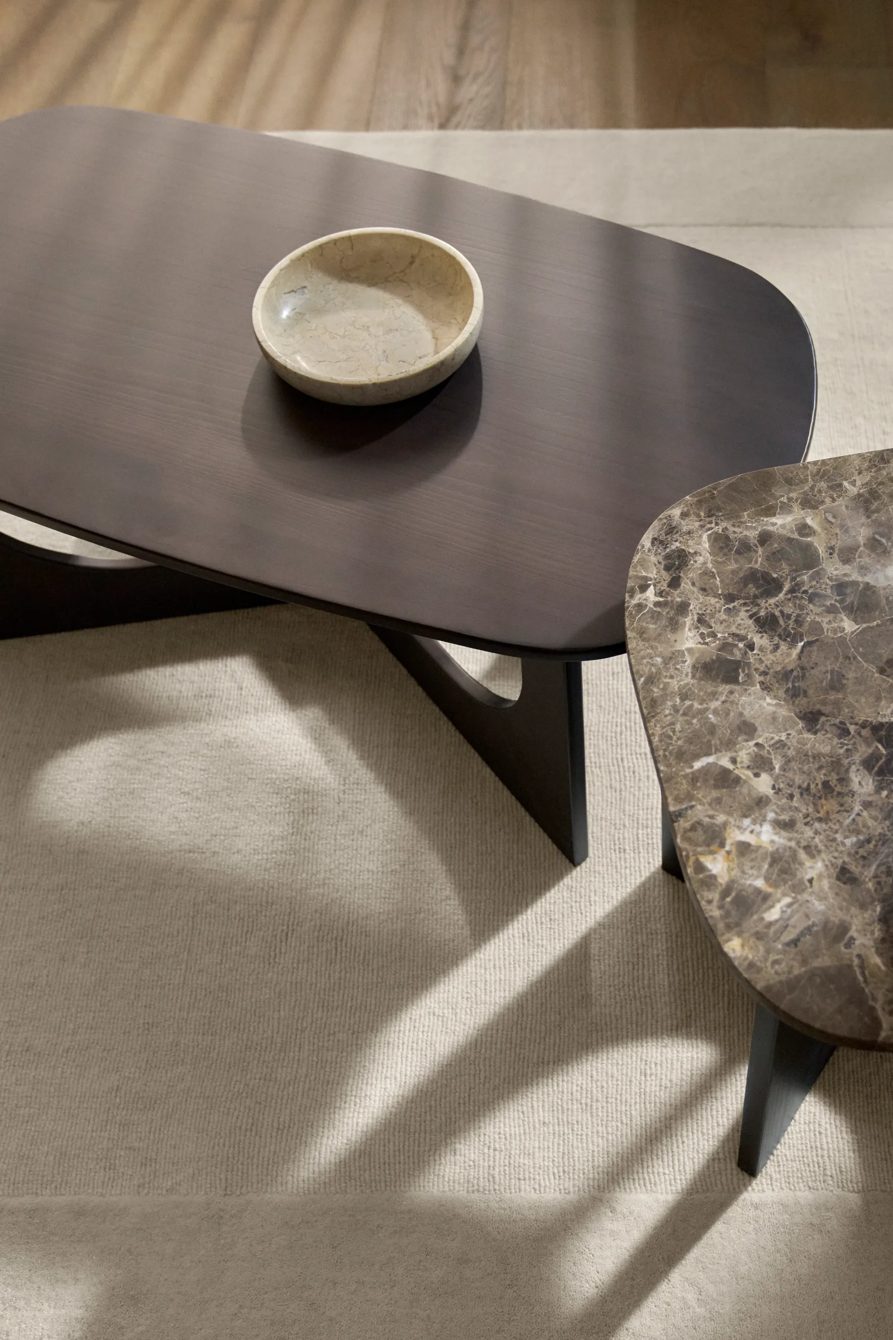 Minimalistična pomlad 2025: H&M HOME kolekcija, ki navdušuje z monokromatskim šikom