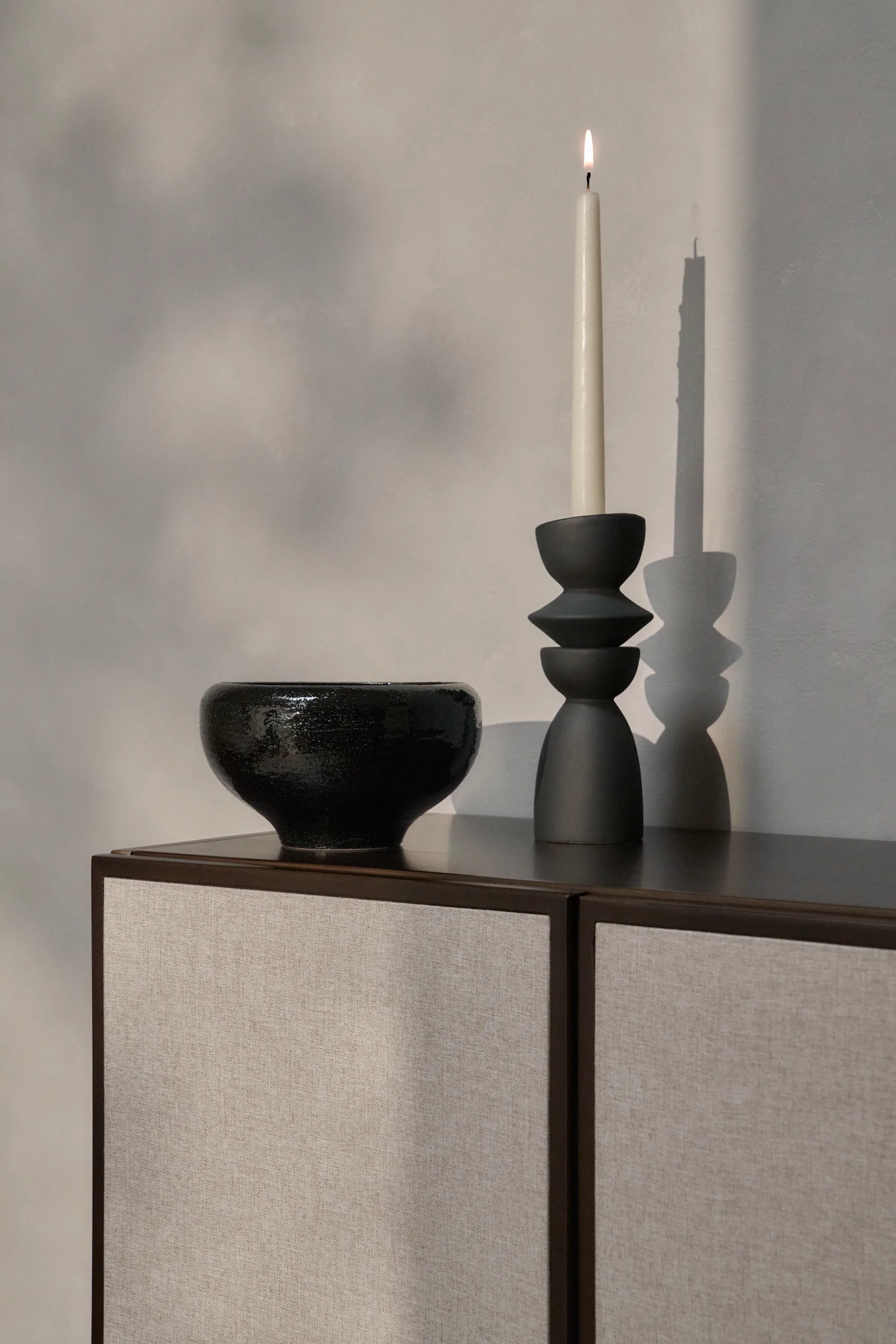 Minimalistična pomlad 2025: H&M HOME kolekcija, ki navdušuje z monokromatskim šikom