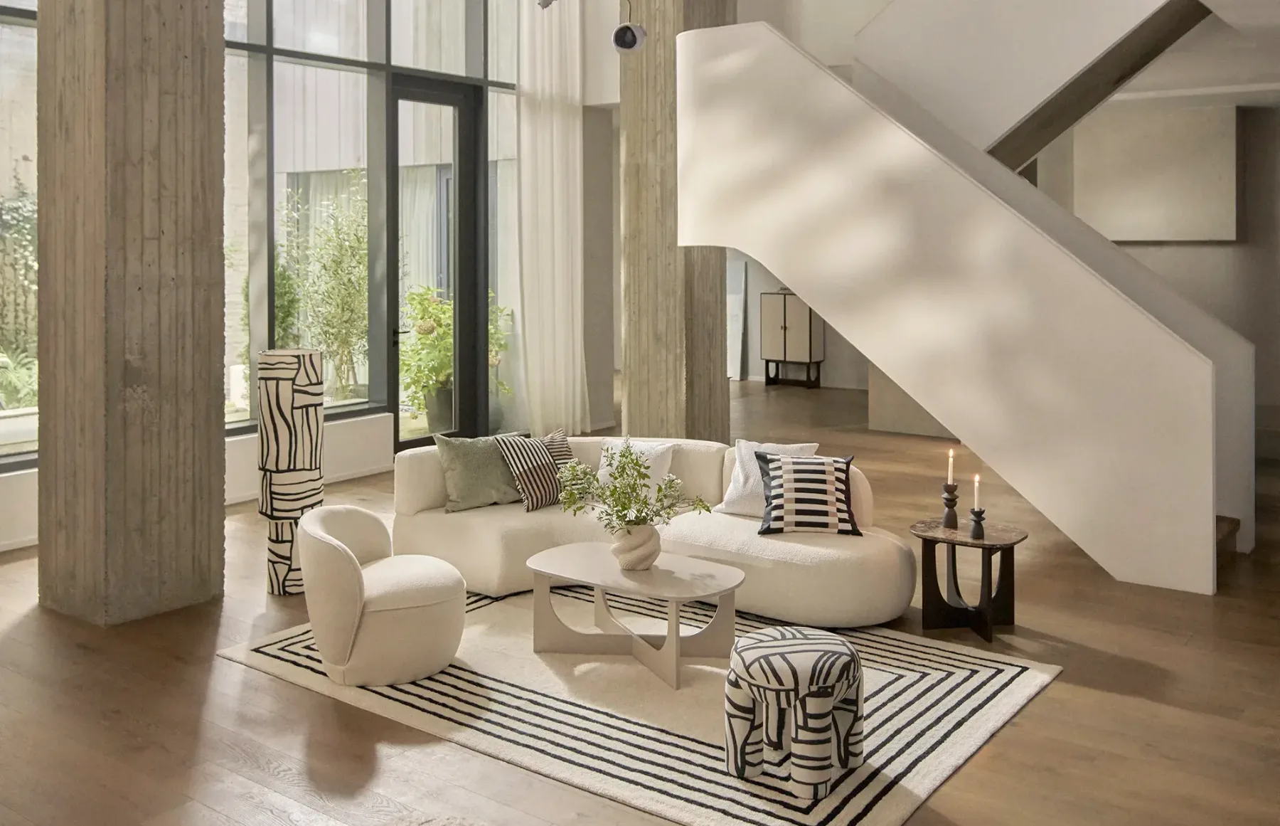 Minimalistična pomlad 2025: H&M HOME kolekcija, ki navdušuje z monokromatskim šikom