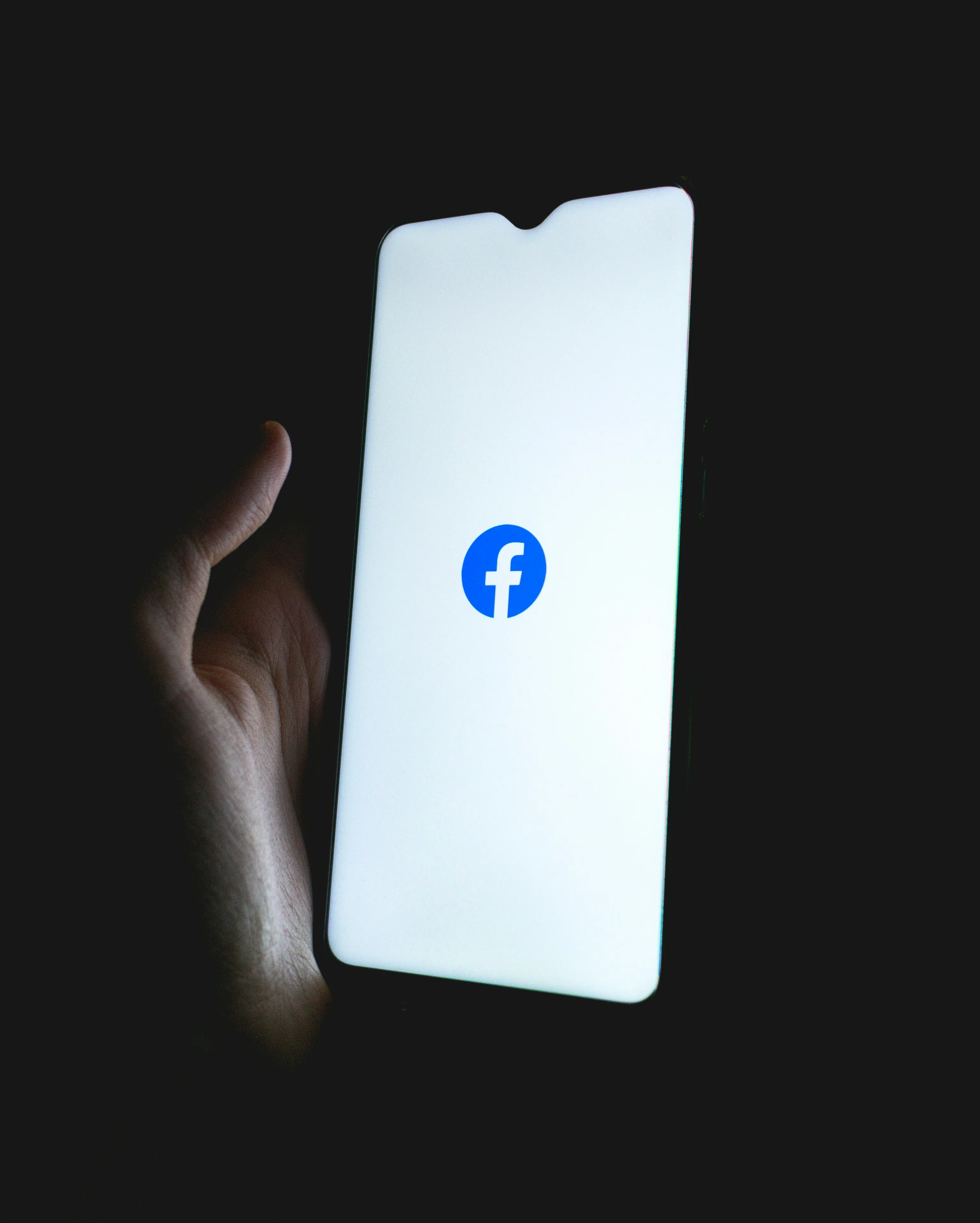 Mislite, da znate uporabljati Facebook? Odkrijte te neznane funkcije, ki vas bodo navdušile!